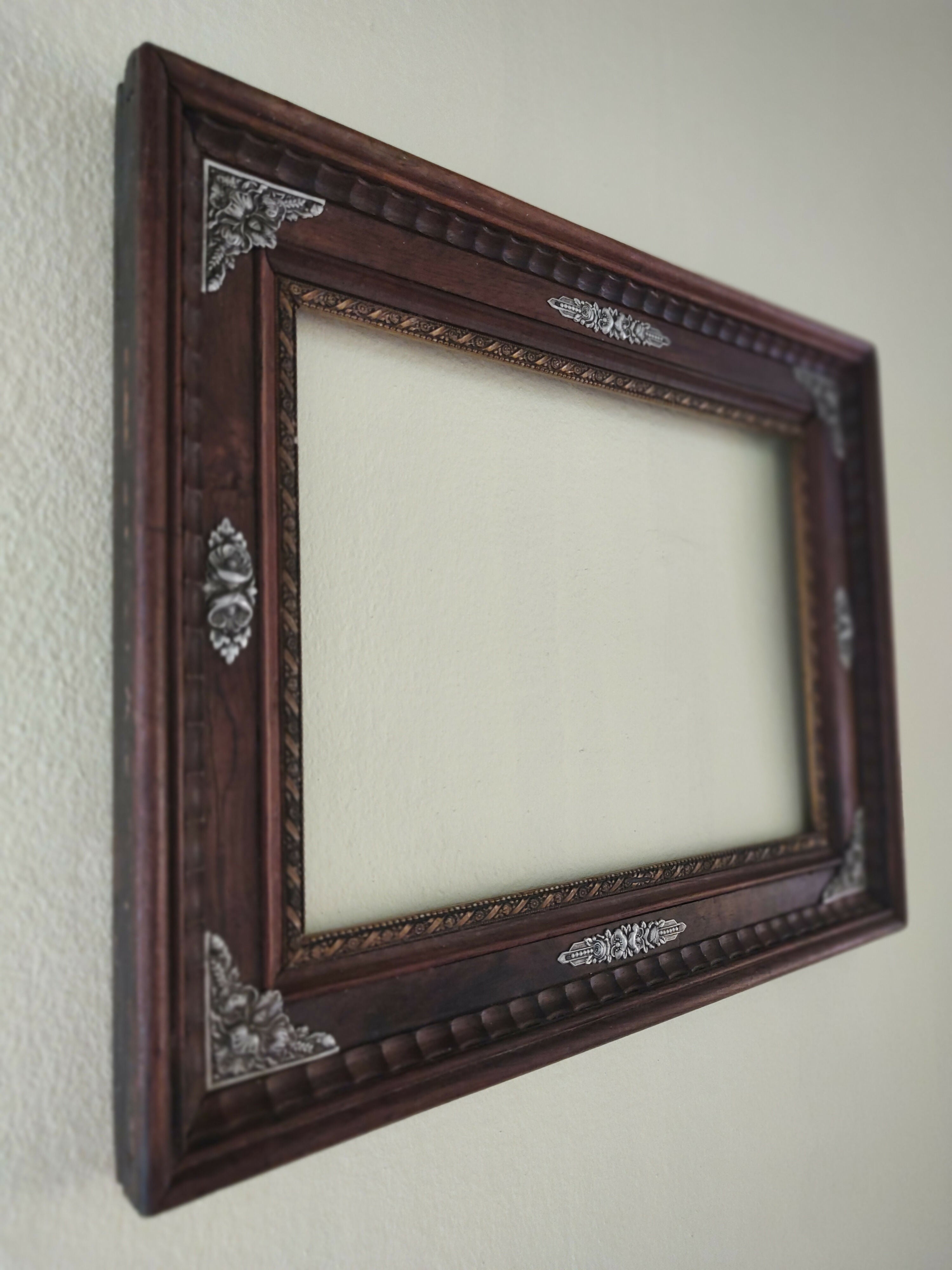 Antiga e Maravilhosa Moldura em Jacarandá Maciço com adornos florais em metal (46cm x 36cm)