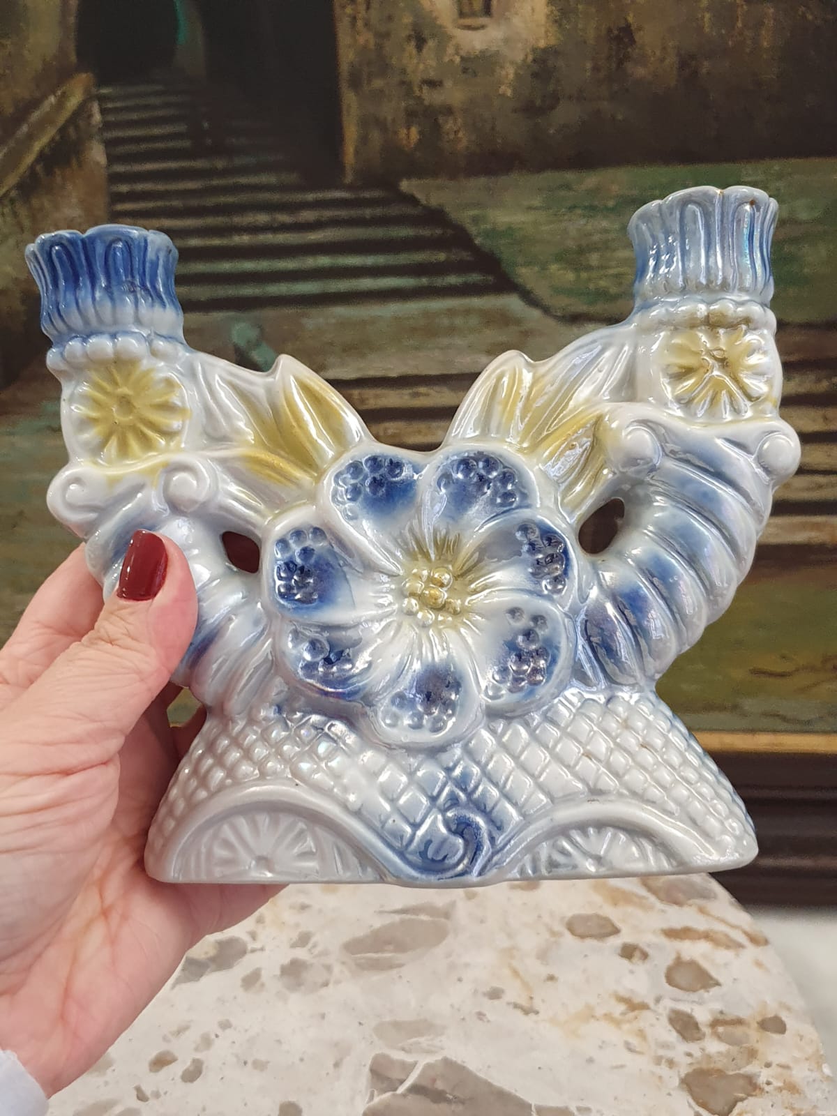 Castiçal duplo vintage em porcelana nacional com linda pintura perolada brilhante (lusterware).  Maravilhoso e intacto!