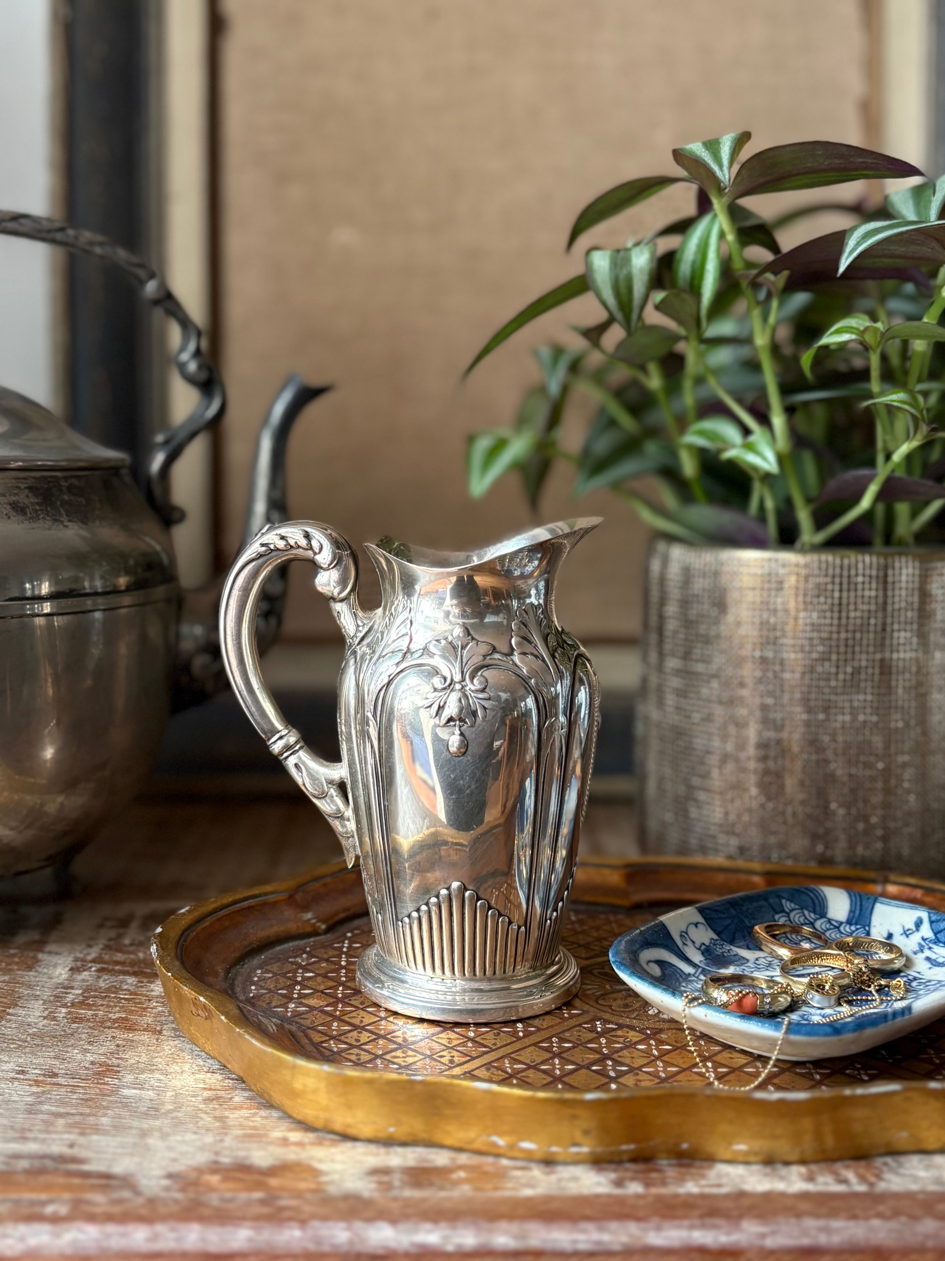 Leiteira ou mini jarrinha Art Nouveau com banho de prata