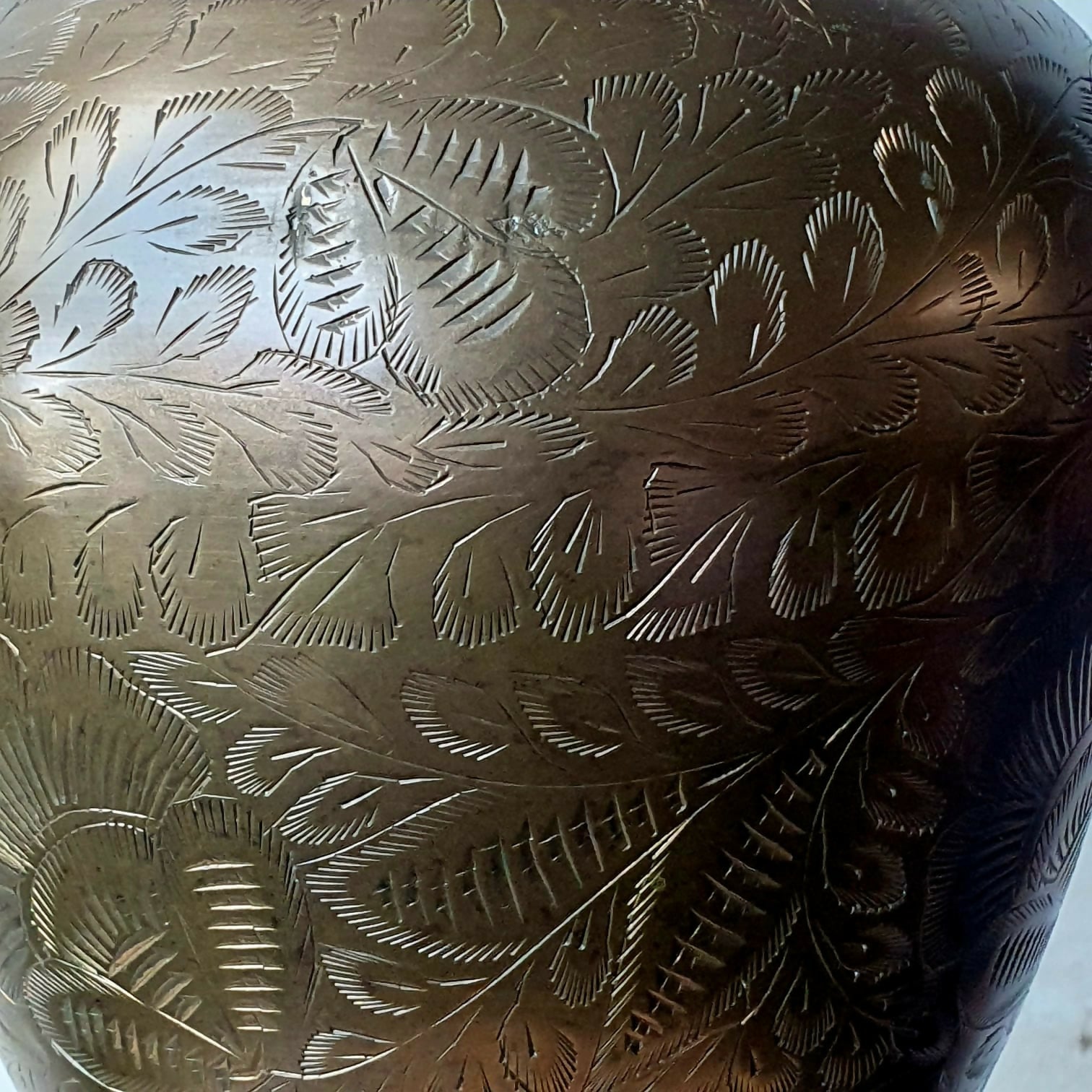 Grande vaso floreira em bronze indiano com lindíssima borda em movimento!