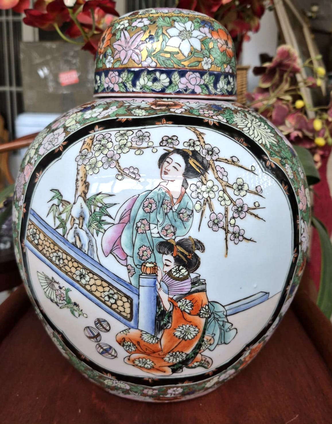 Grande potiche / ginger jar em porcelana, anos 60, Família Rosa Macau, padrão Mille Fleur e gueixas. Lindo, perfeito estado,  um espetáculo!