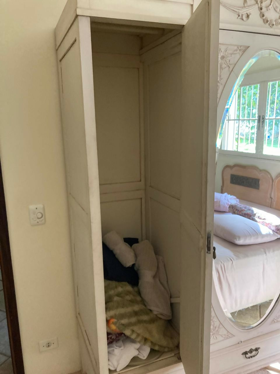 Lindo Guarda roupa madeira de lei e espelho Bisotê