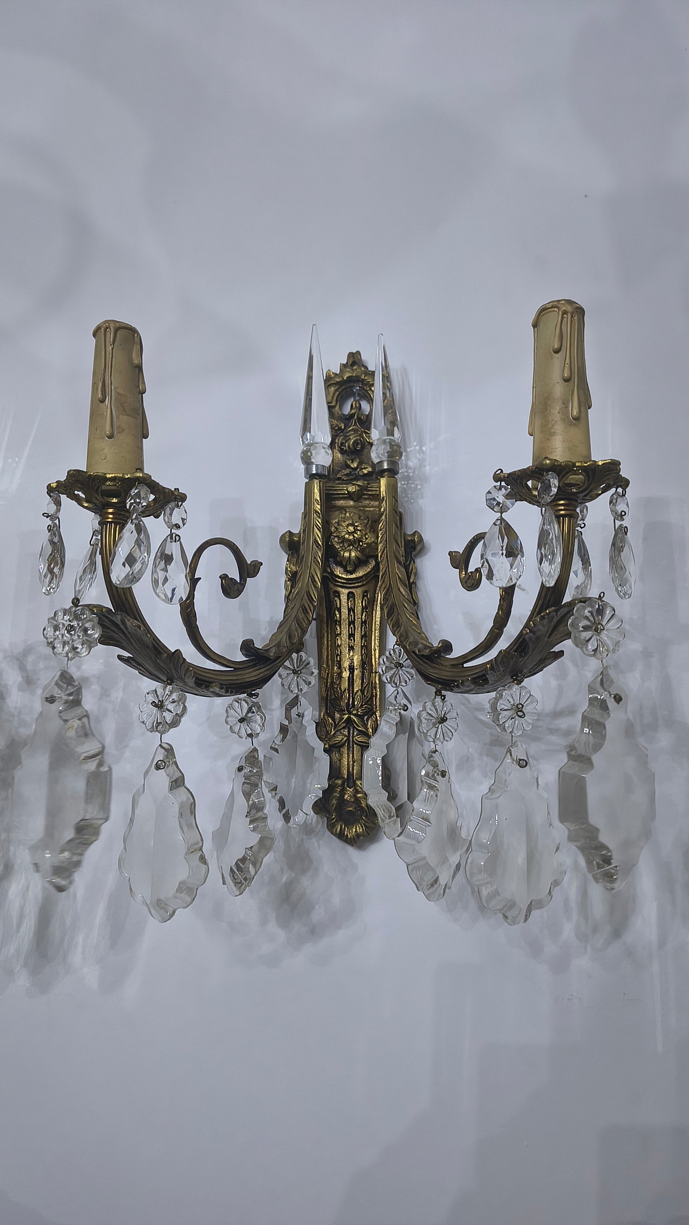 Antigo par de arandelas em bronze e cristal imitando vela 