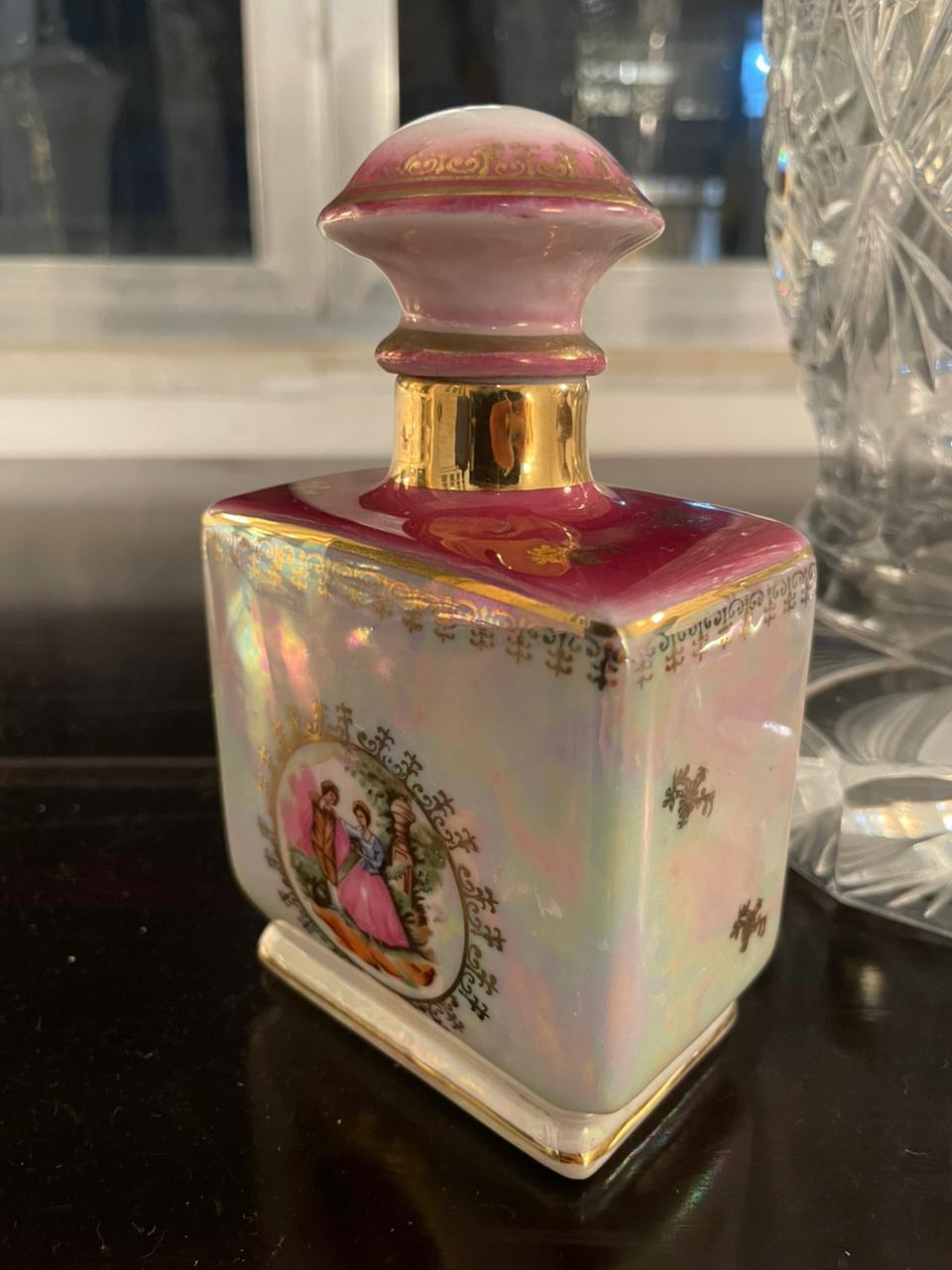 Perfumeiro em porcelana com cena galante 