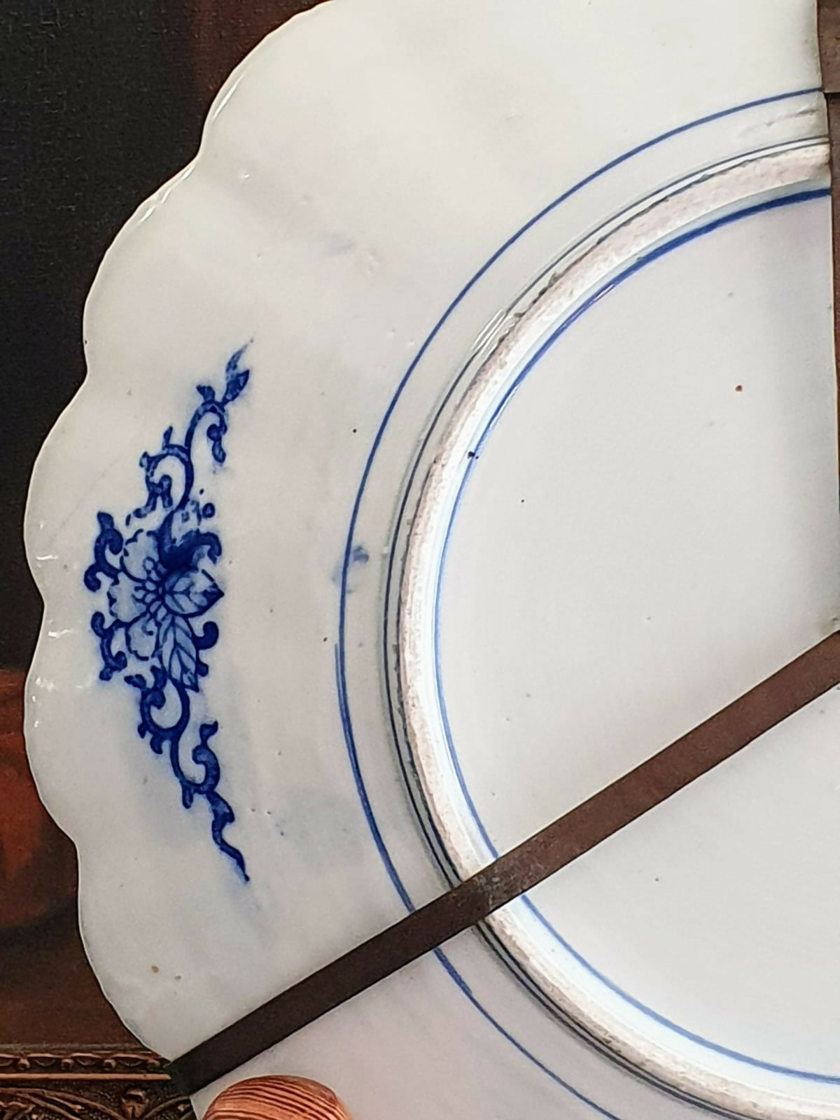 Maravilhoso medalhão decorativo antigo (cerca de 1900) em porcelana chinesa azul e branca.