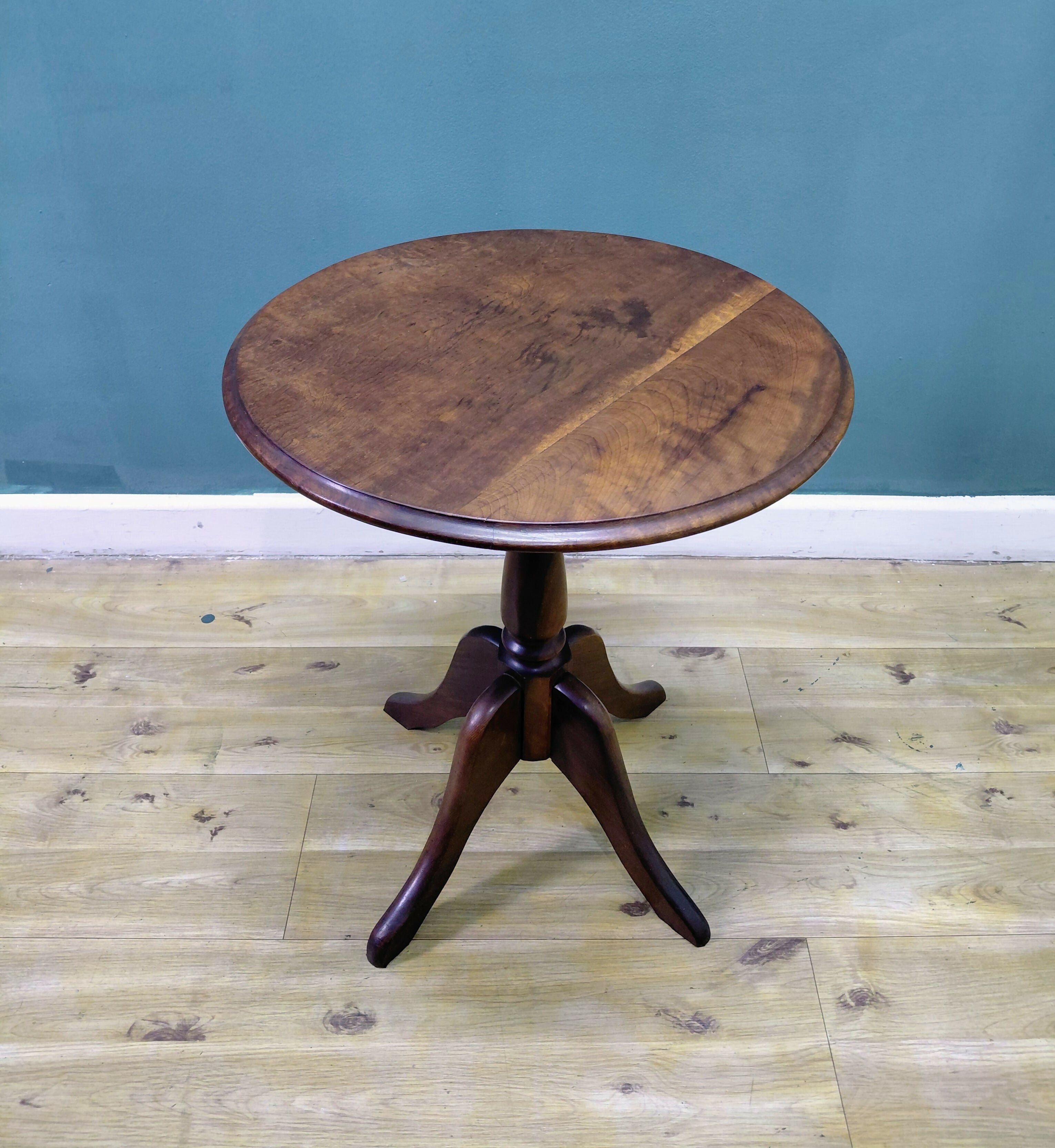 MESA LATERAL redonda em madeira tom de mel