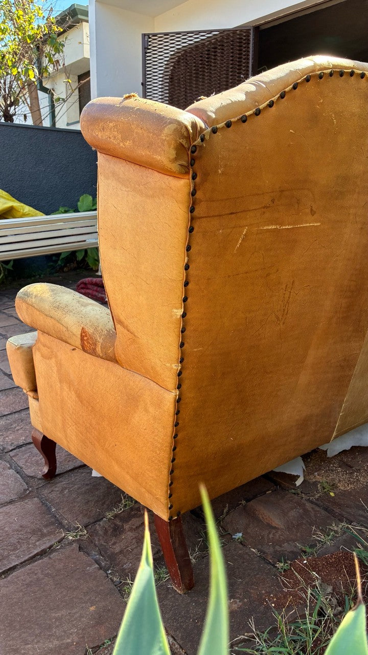 Sofá Chesterfield de Couro com estofado bege caramelo 
