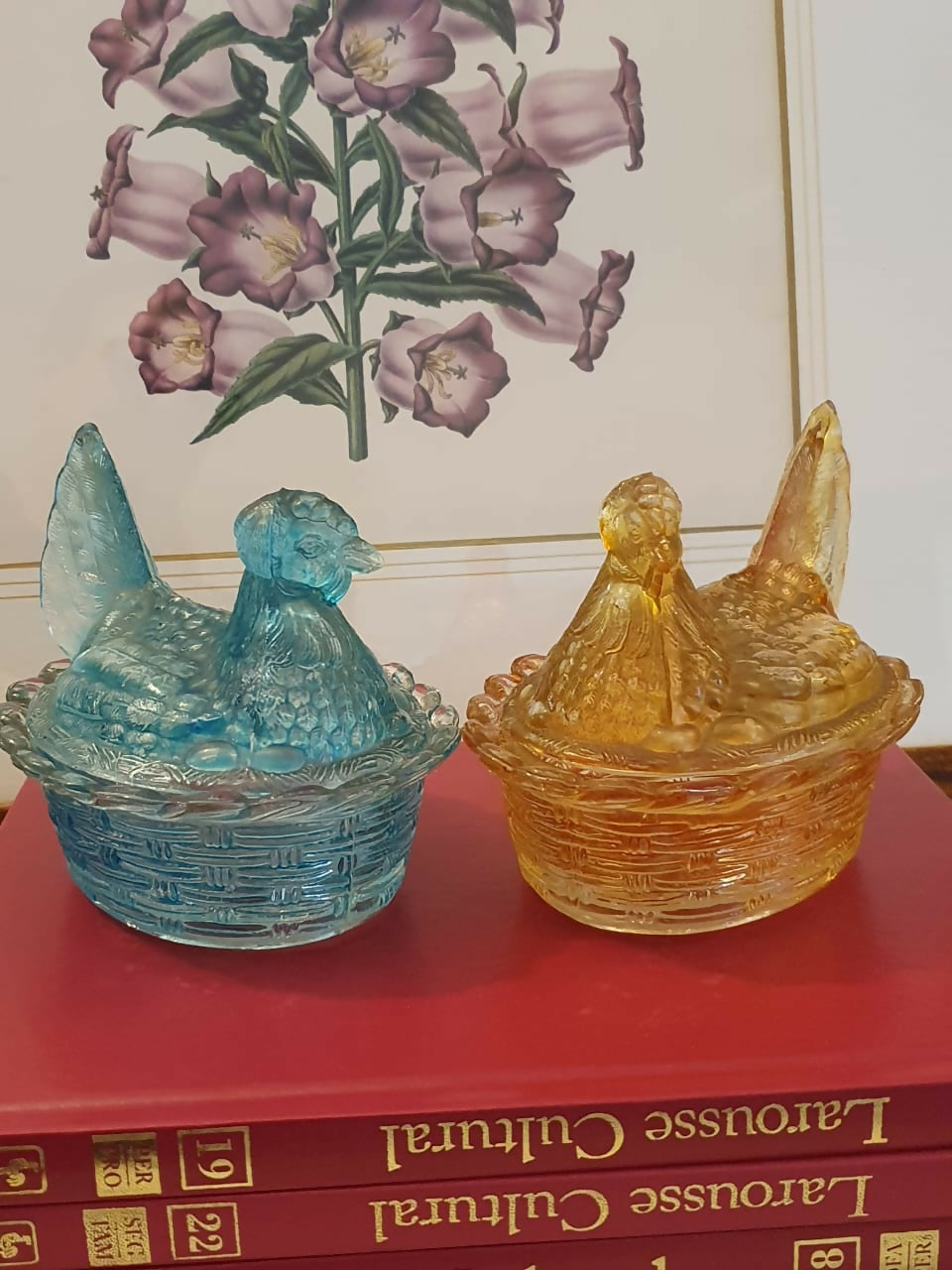 Manteigueiras, anos 50, em formato de galinhas confeccionadas em vidrão. Um clássico. (valor individual)