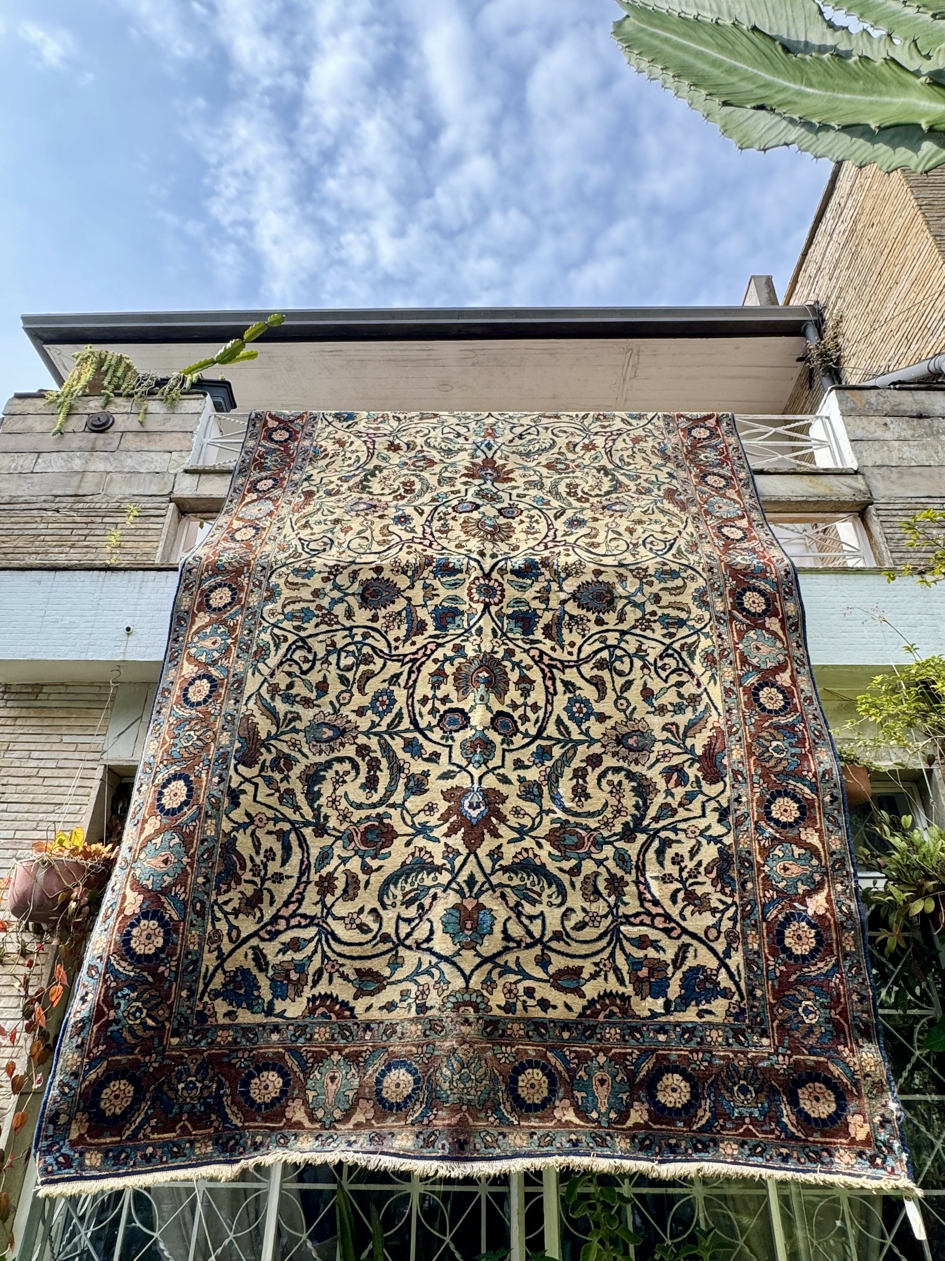 Antigo Tapete Oriental Isfahan em seda e lã