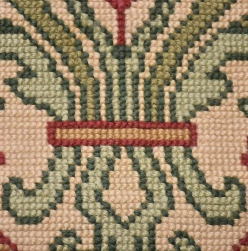 Tapete artesanal arraiolo rosa, bege e verde