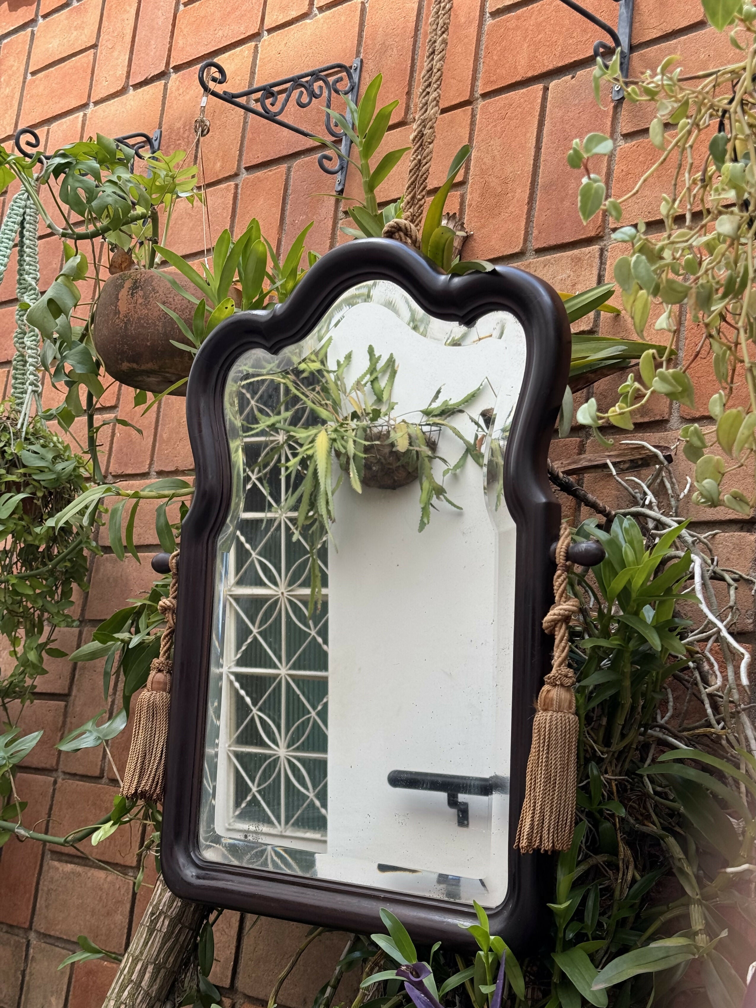 Lindo espelho bisotado muito antigo com adornos e madeira maciça