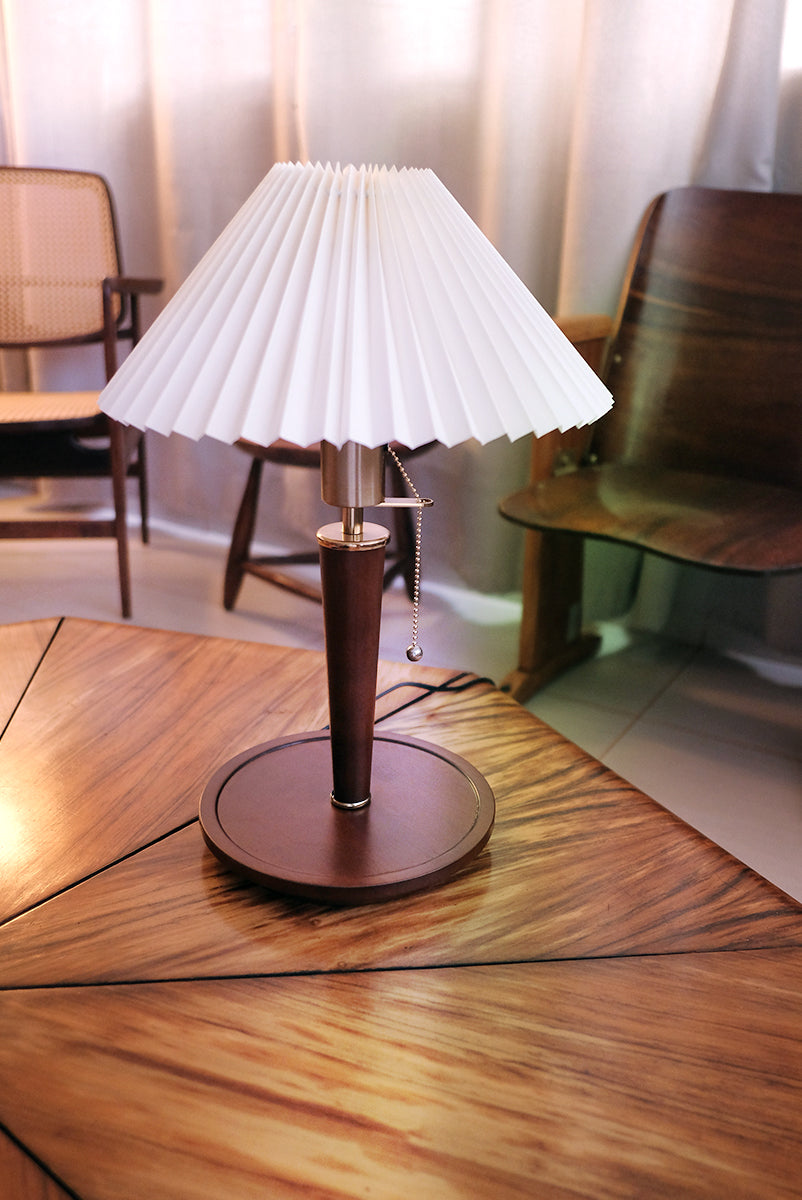 Luminária de Mesa Clássica - Madeira e Latão com cúpula plissada