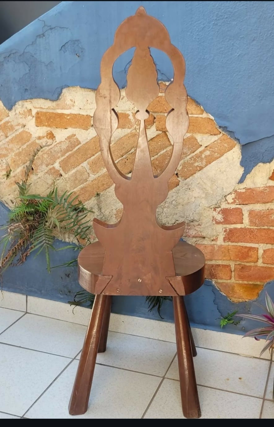 Antiga cadeira, madeira imbuia com espaldar alto.