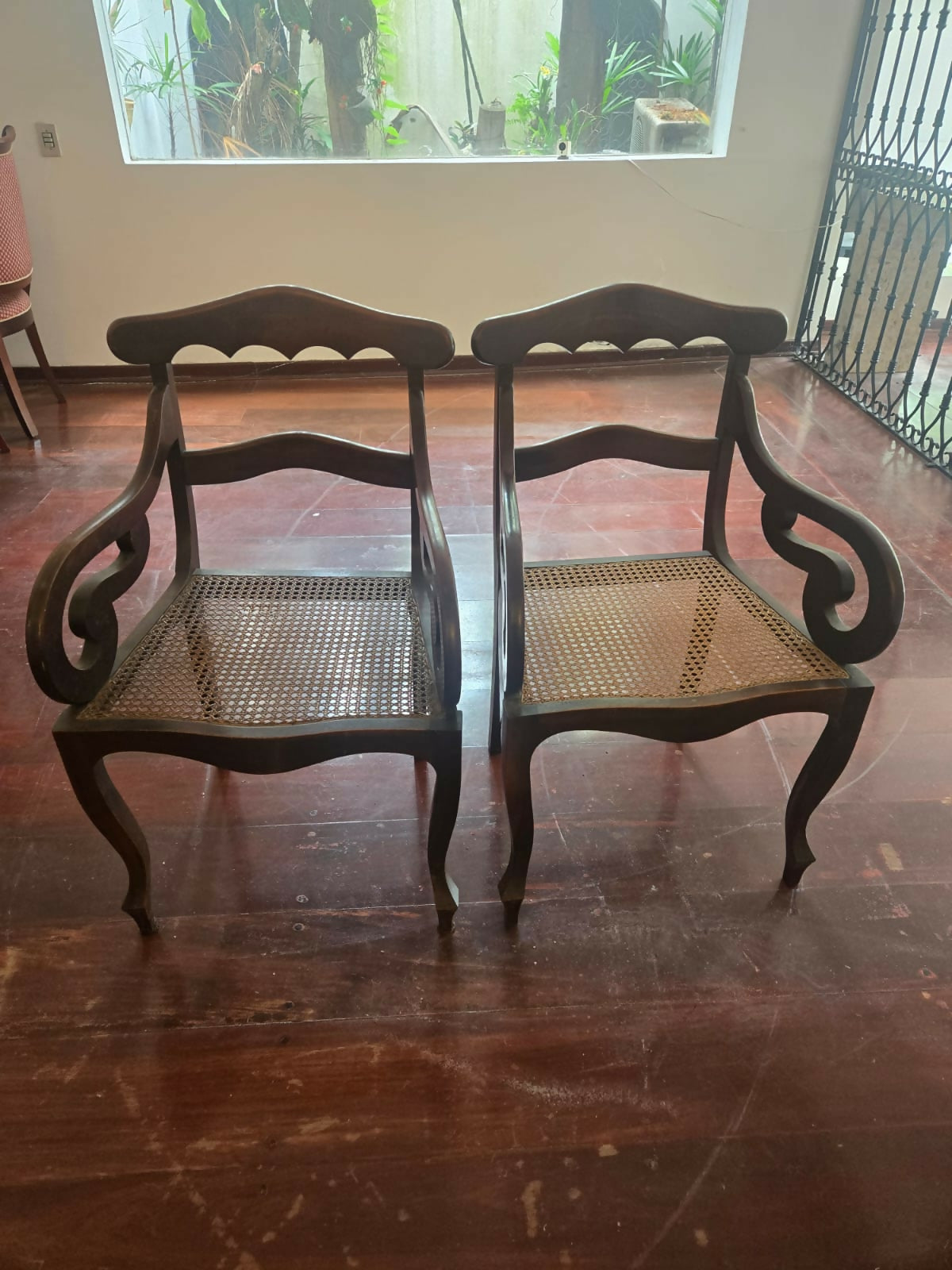 Par de cadeiras clássicas em madeira com assento em palhinha