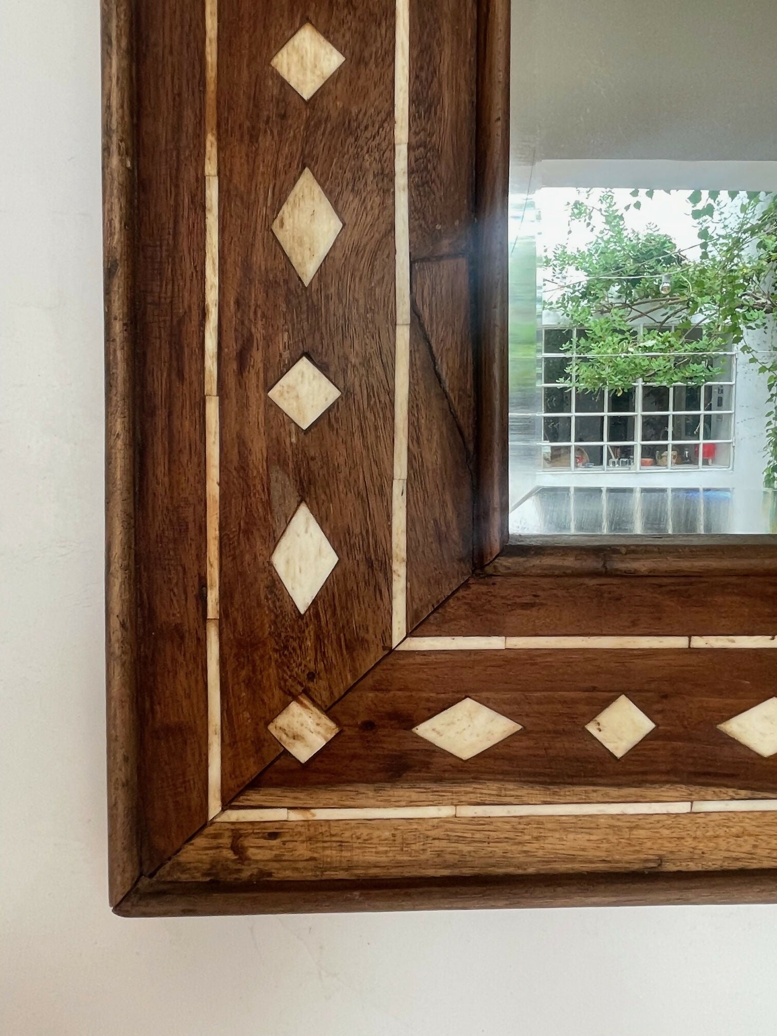 Espelho indiano de madeira com marchetaria em osso