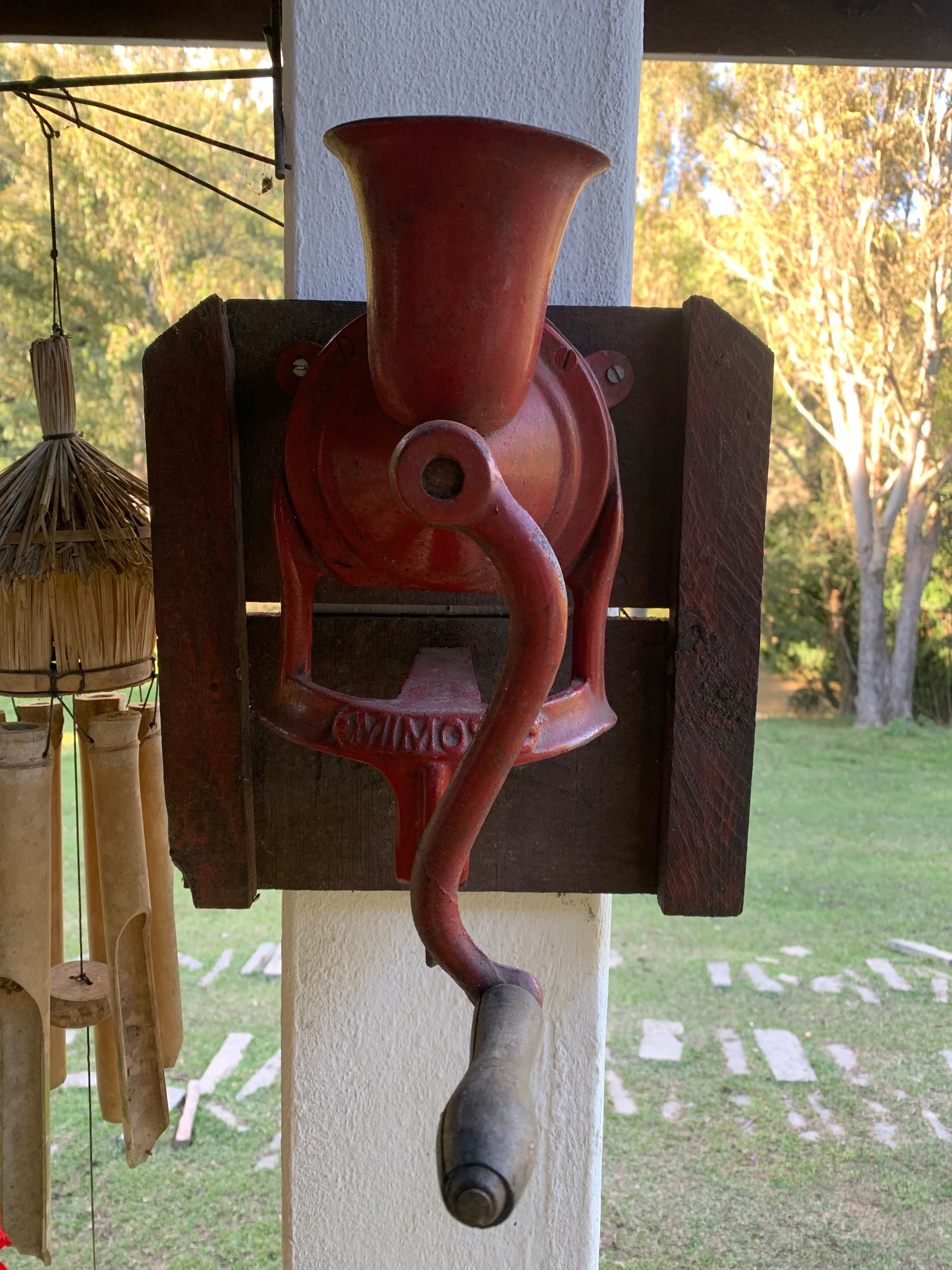 Antigo moedor de grãos Mimoso com suporte