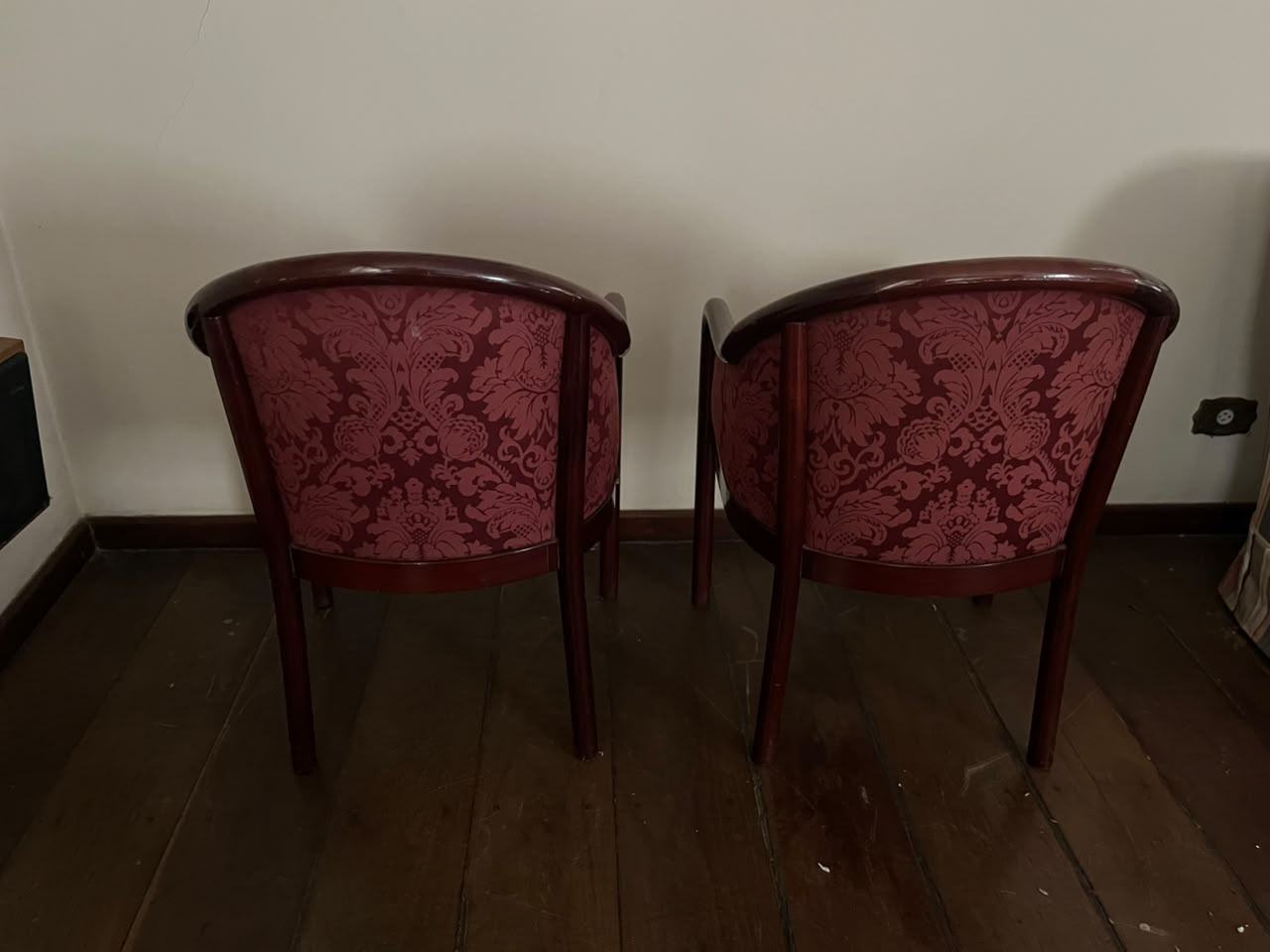 Par de poltronas com estofado estampado cor de vinho