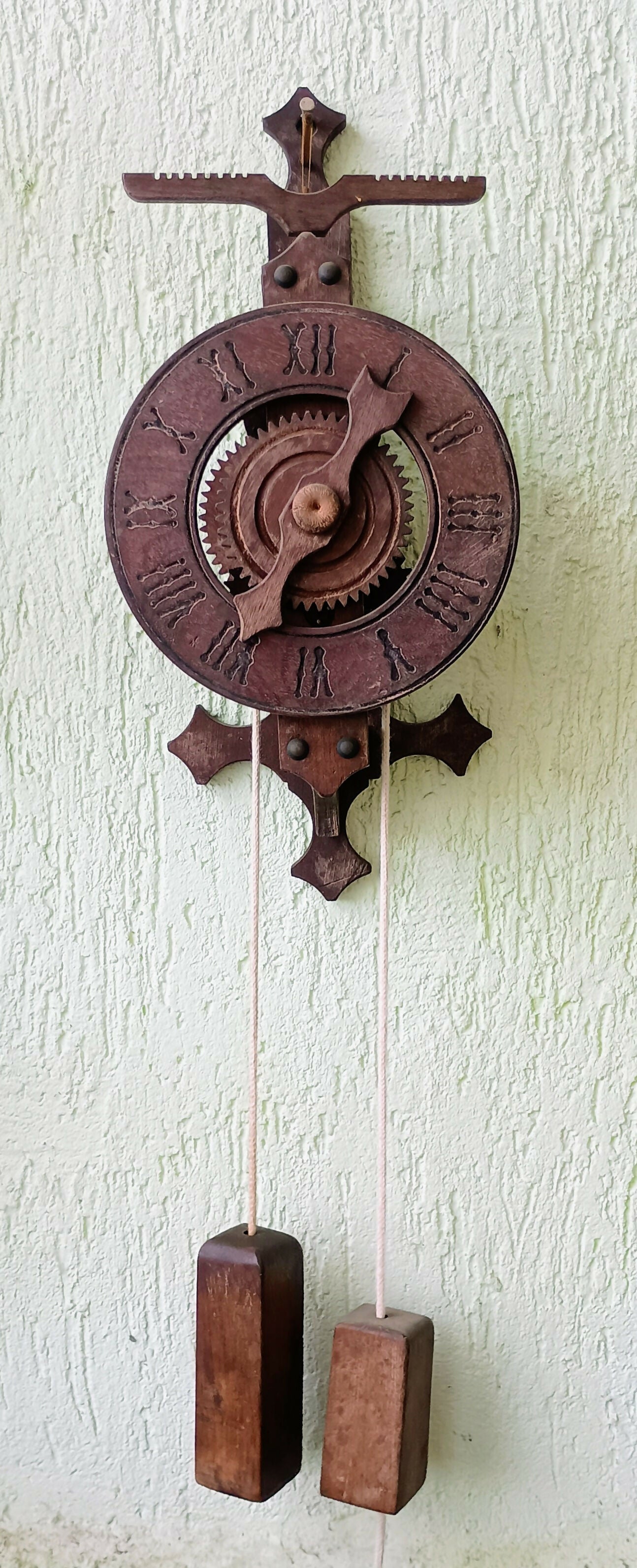 RELÓGIO DE PAREDE ARTESANAL ANTIGO EM MADEIRA – MECANISMO ORIGINAL MOVIDO A PESOS – PEÇA ÚNICA