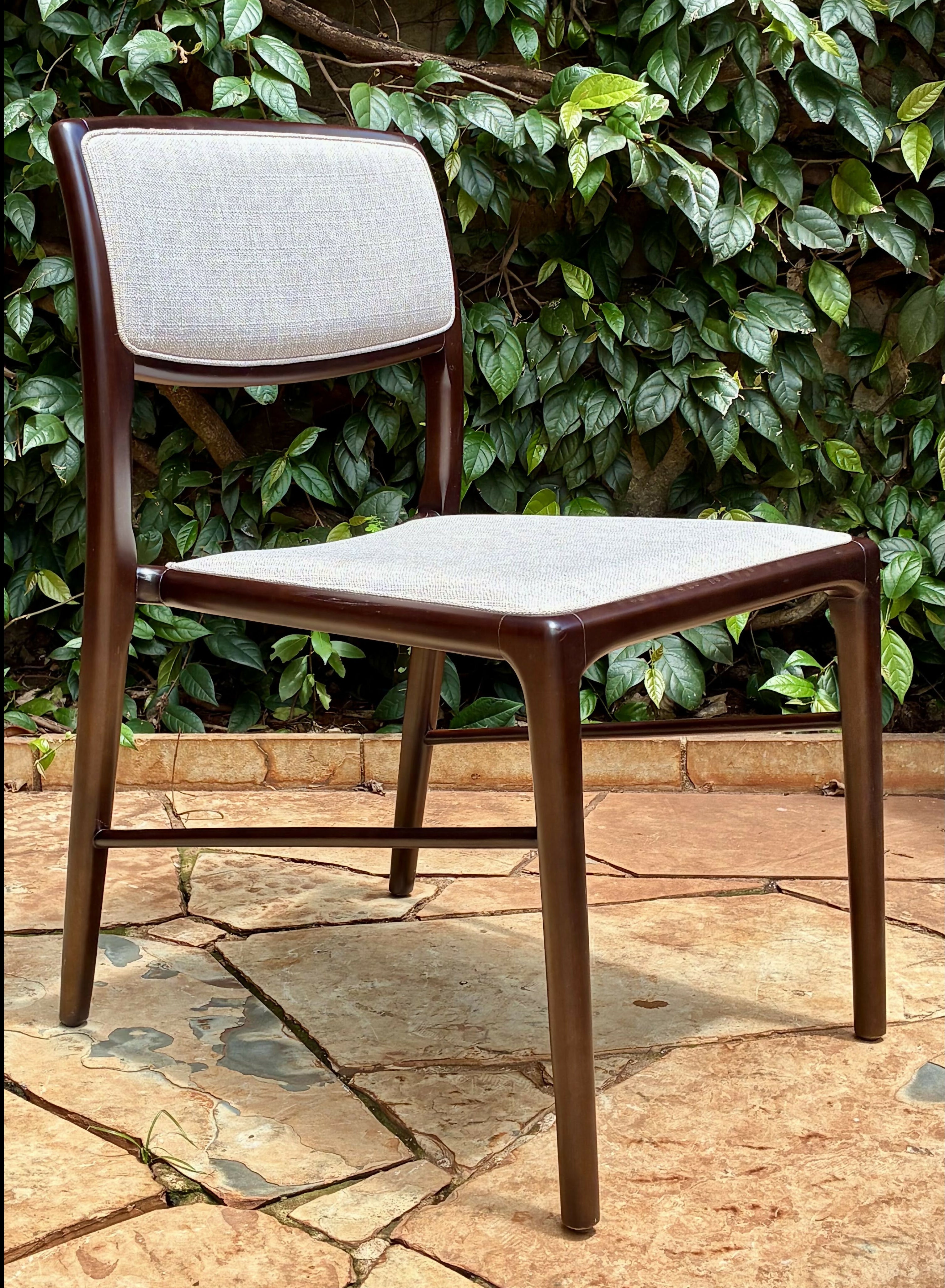 CADEIRA DESIGN em madeira escura e estofado em tecido claro (valor unitário)