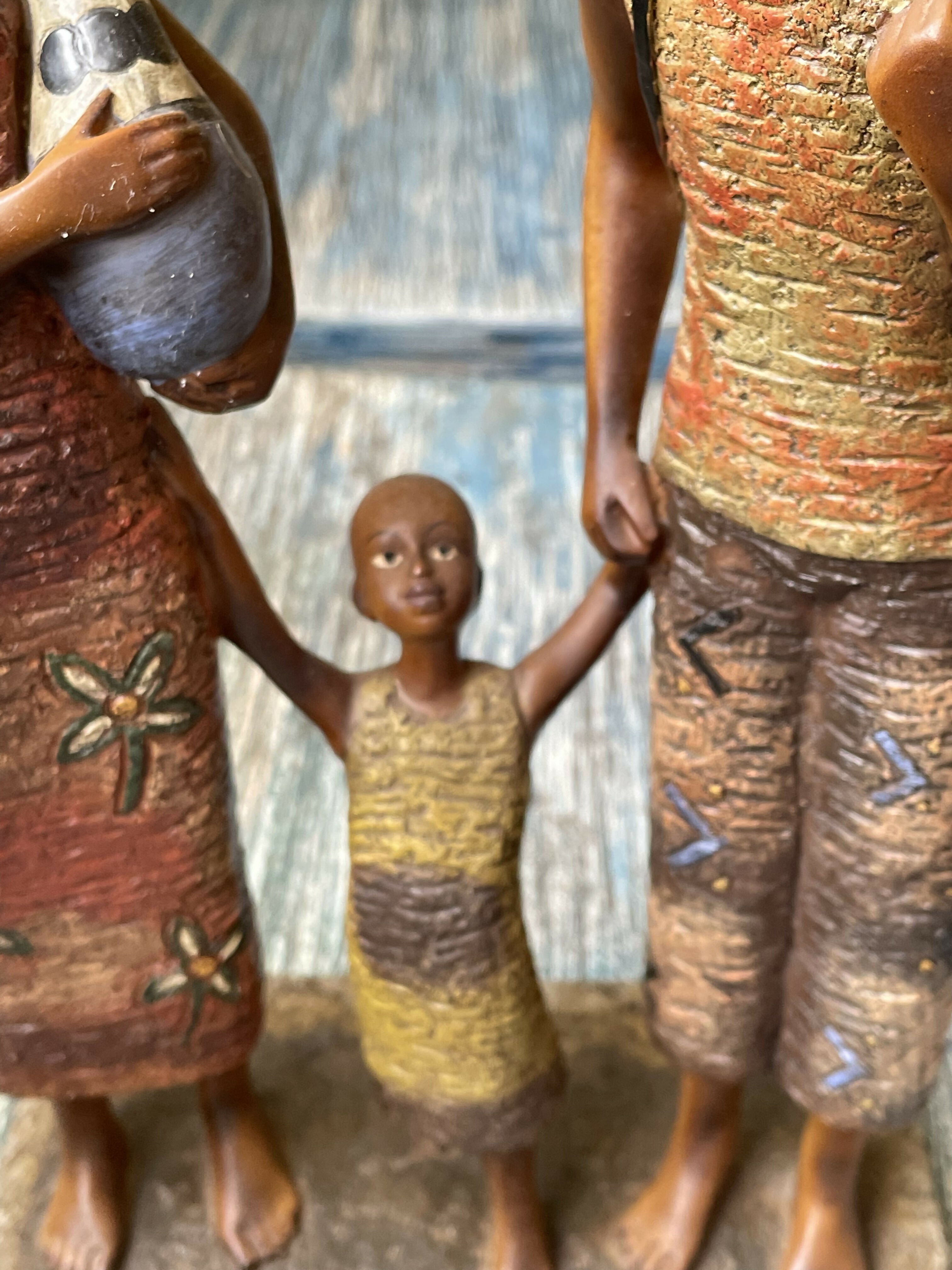 Estatueta em resina retratando família tribal