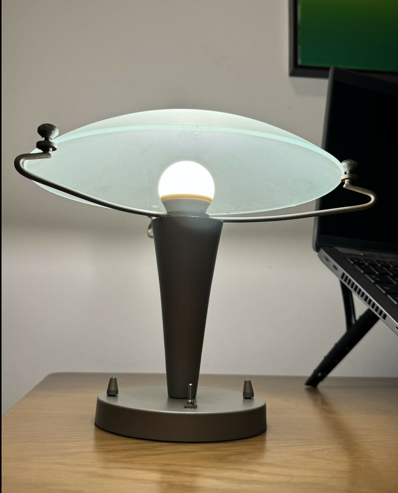 Luminária de Mesa Design Pós-Moderno (Anos 80/90) | Base em Cone e Cúpula em Vidro Fosco