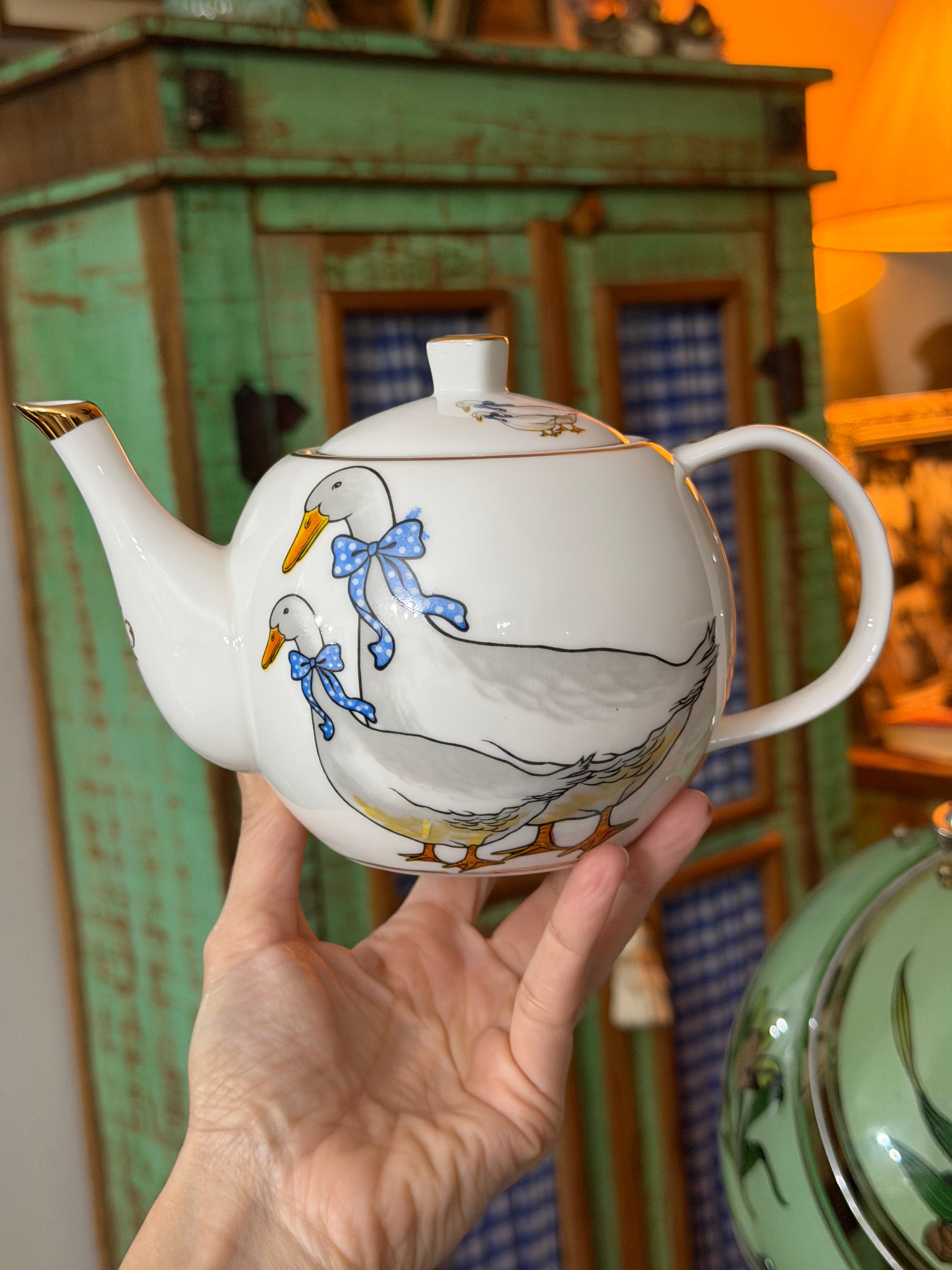 Bule porcelana com tema de patinhos com frisos dourados