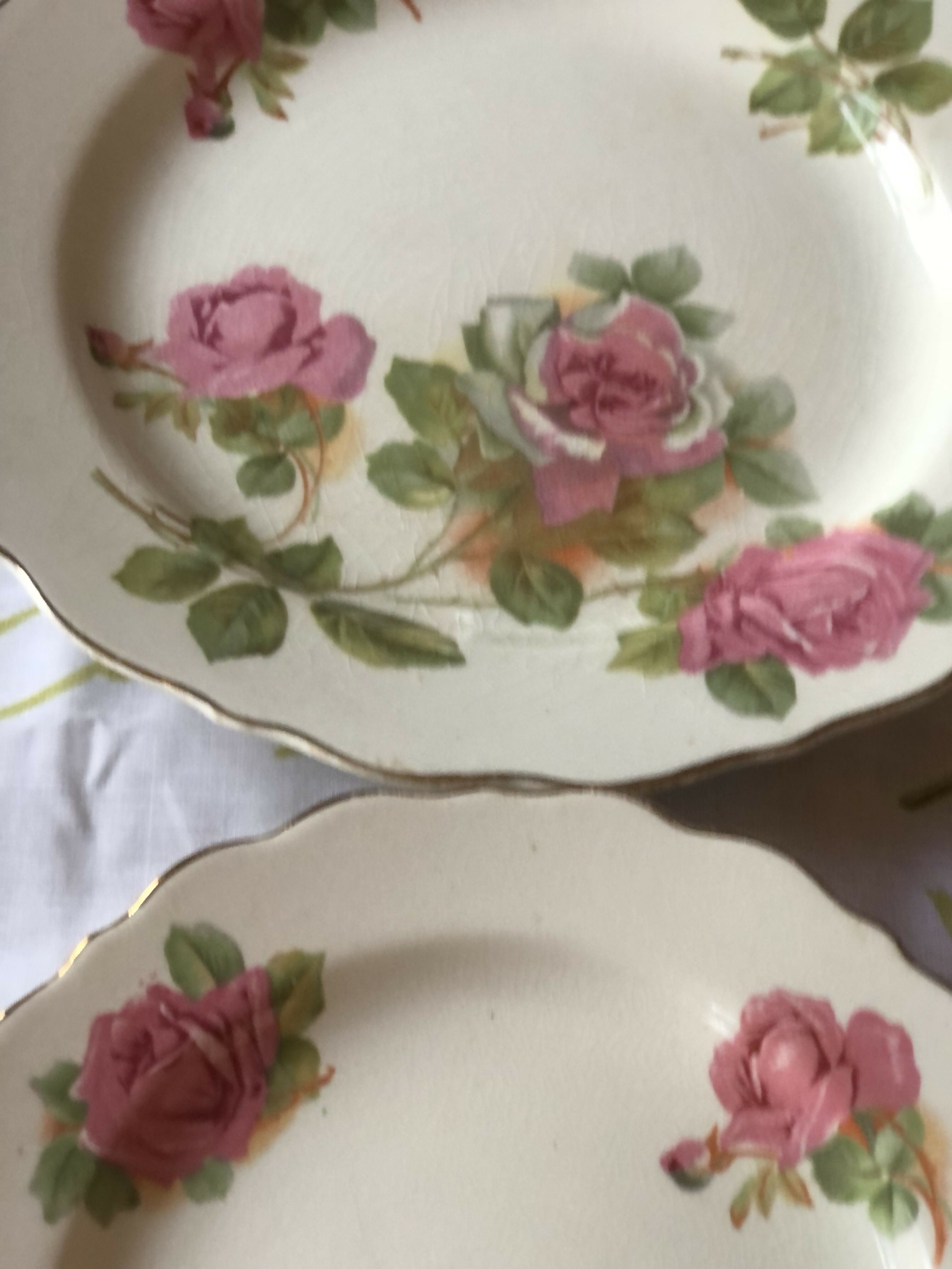 Mesa posta com preciosos pratos ingleses