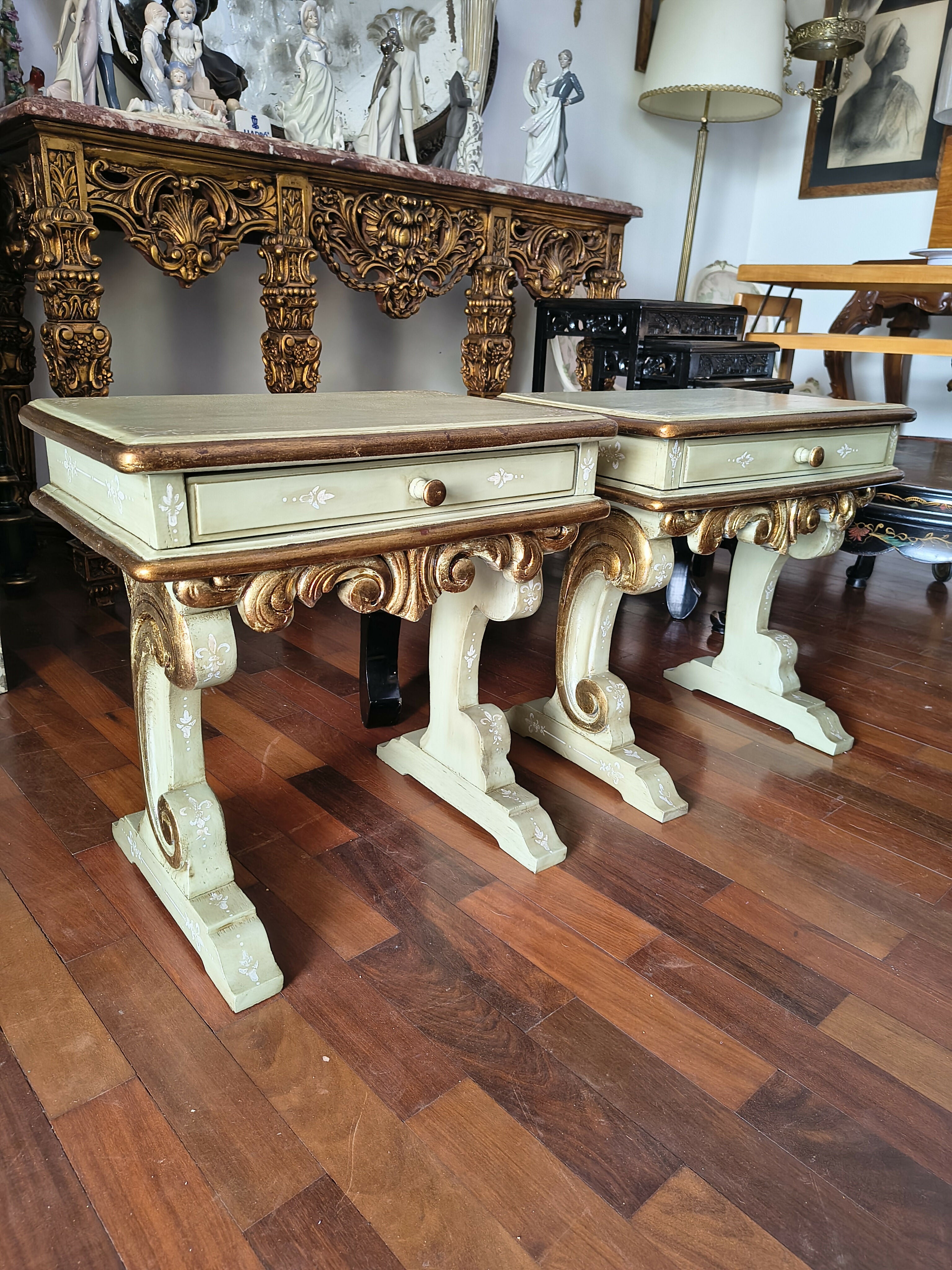 Par de Mesas de cabeceira com gaveta com detalhes dourados