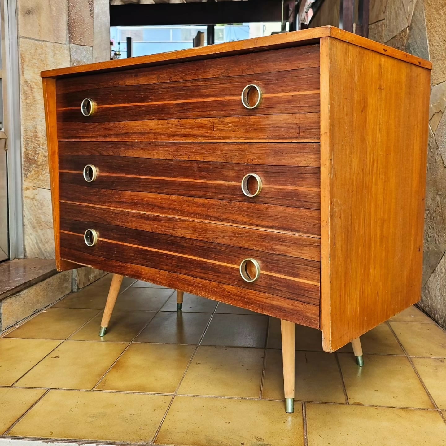 Cômoda Cimo em caviuna, contendo 3 gavetas, com pés palito, da década de 60.