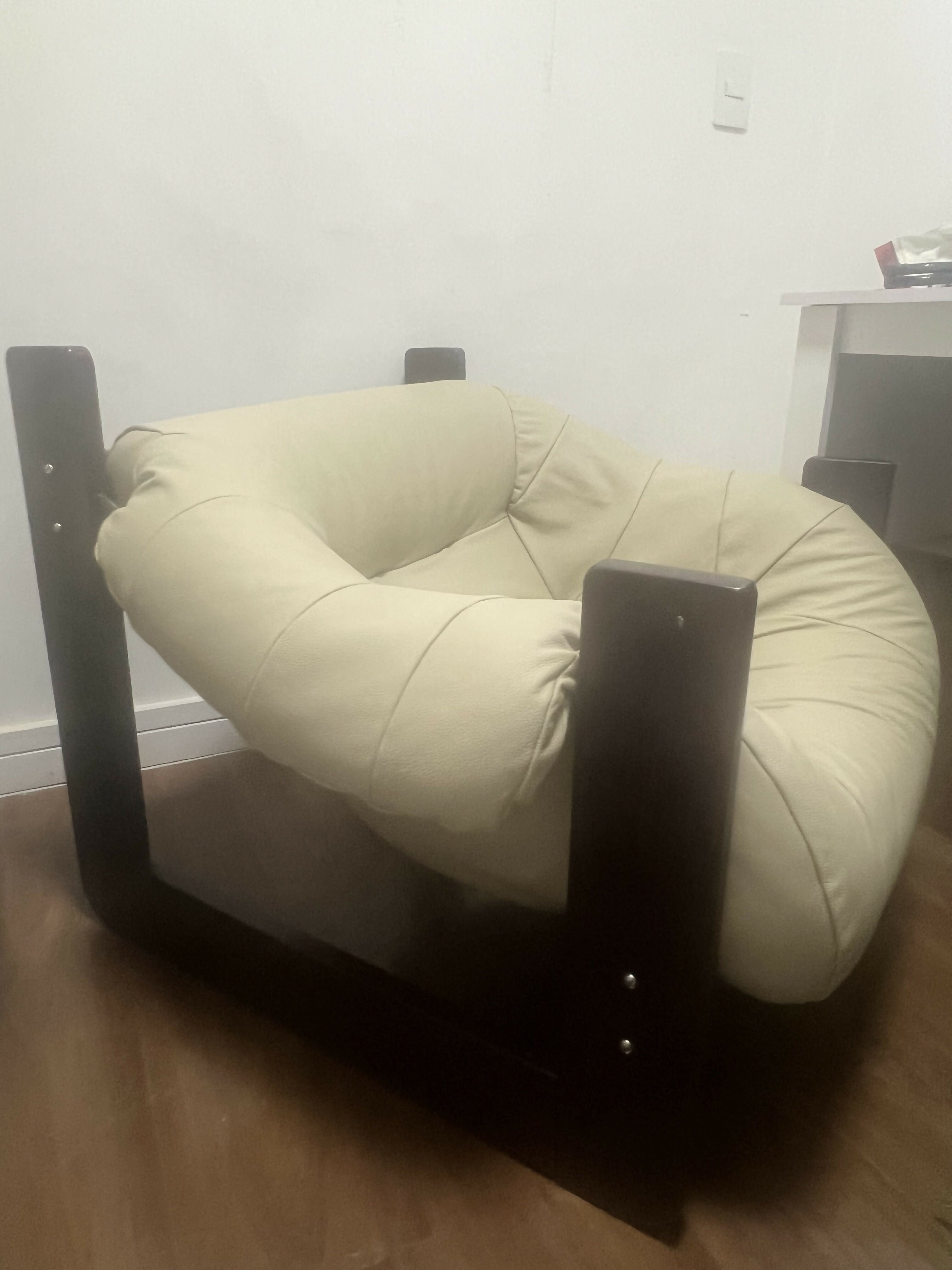 Par de Poltronas MP 97 em couro off white