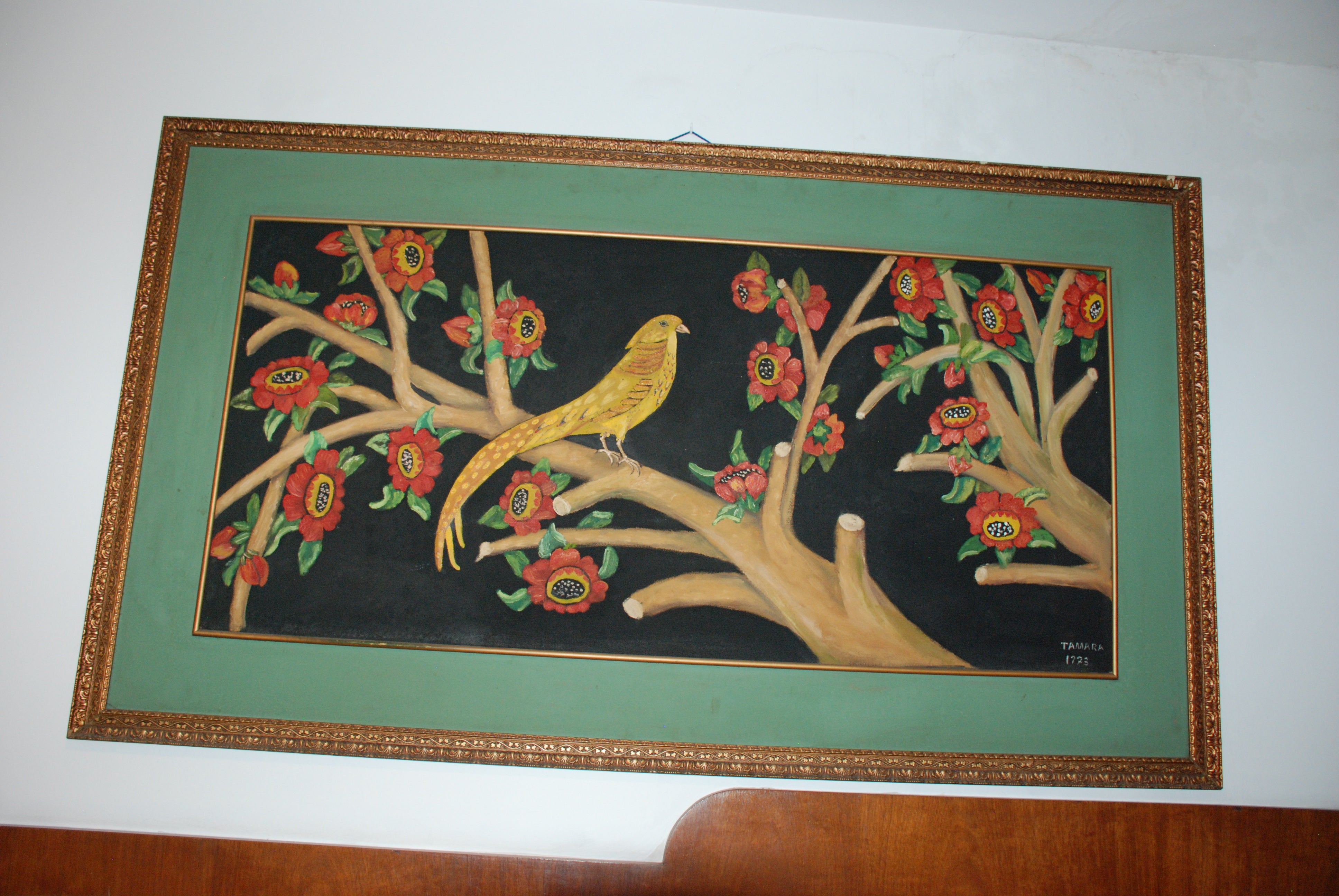 Quadro retratando pássaro e flores no galho - Oleo sobre duratex 1973 - moldura 1,90 x 1,10 - quadro 1,50 x O,70