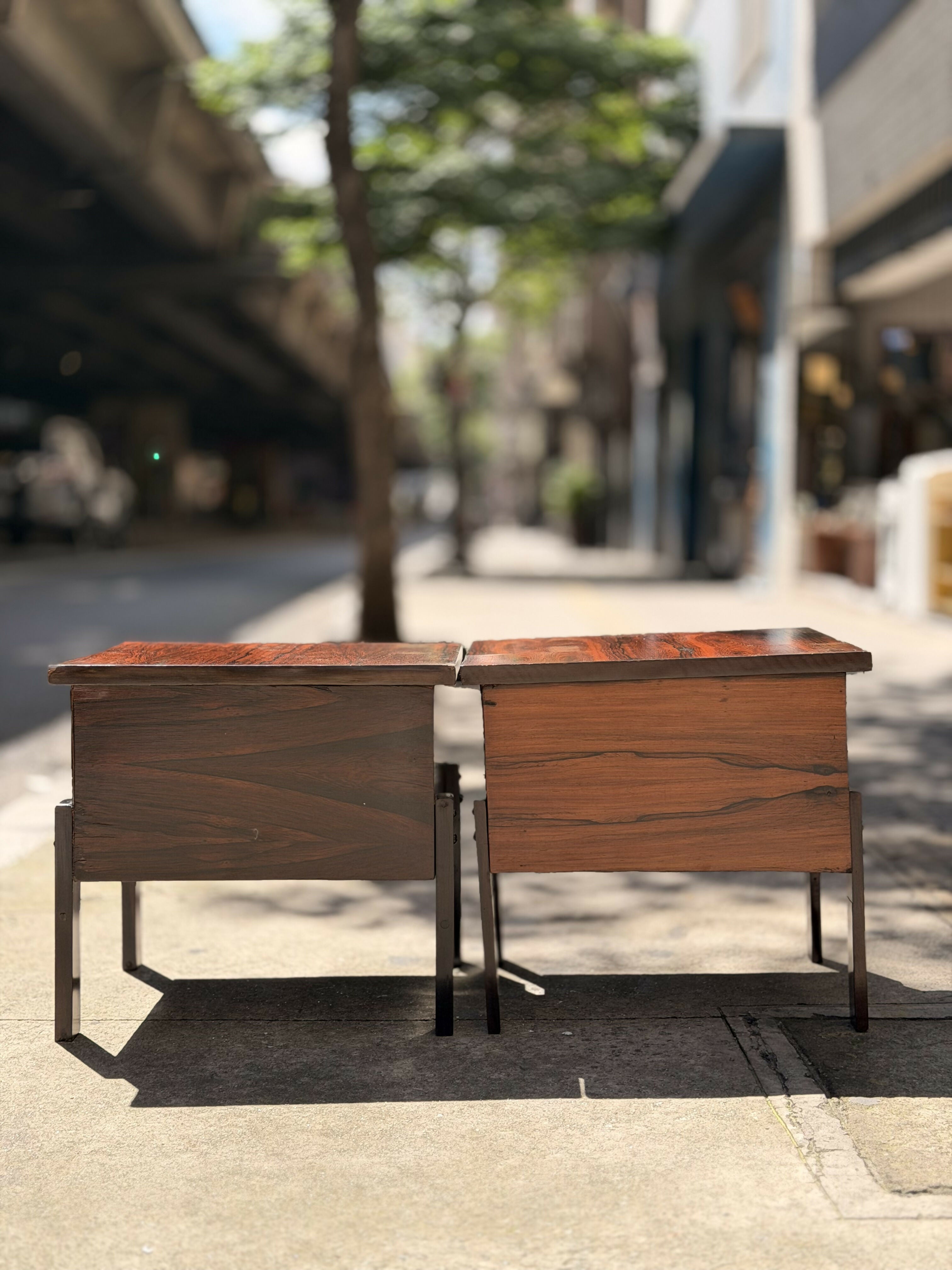 Par de mesas laterais em Jacarandá