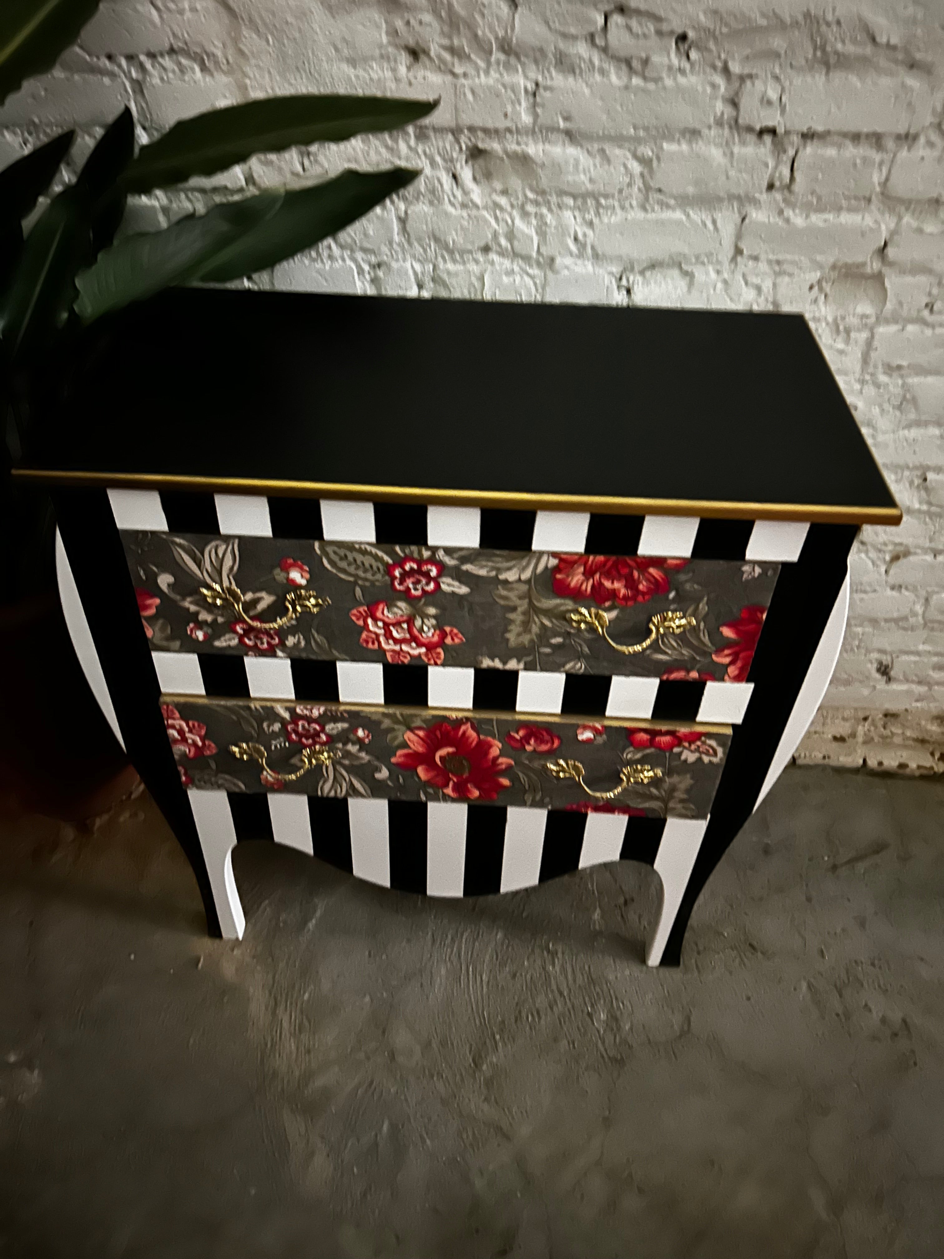Cômoda bombê listrada e floral 