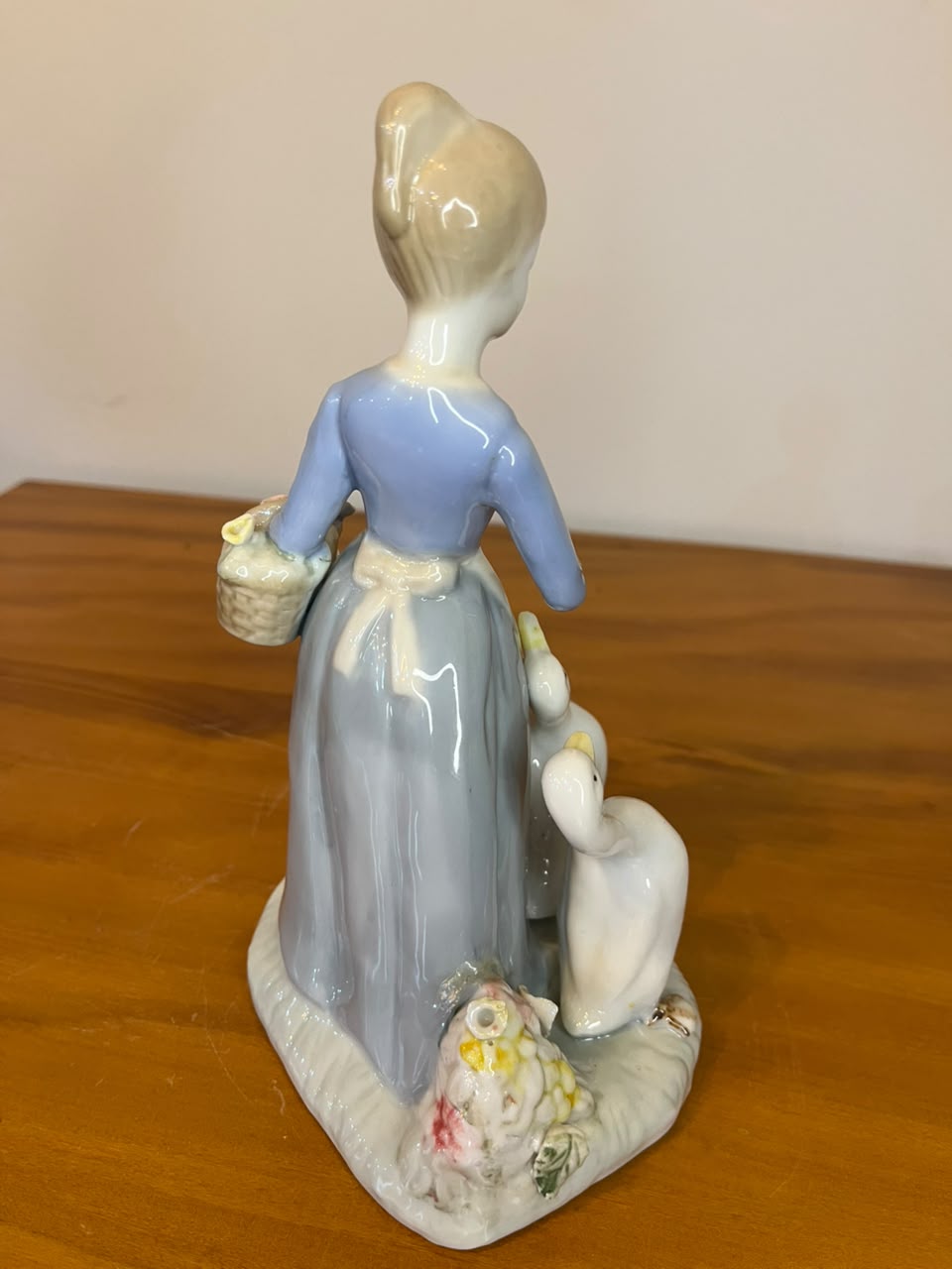 Escultura em Porcelana – Camponesa com Gansos – 20 cm