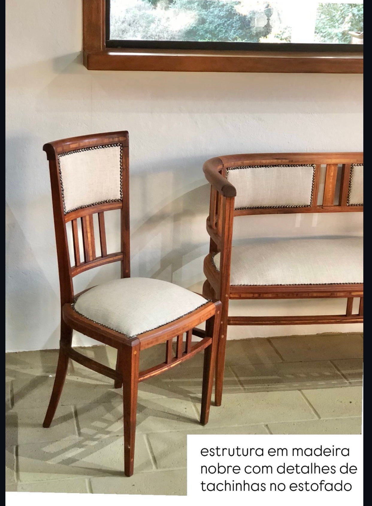 Namoradeira / Canapé em estilo Art Déco com estofado claro com tachinhas