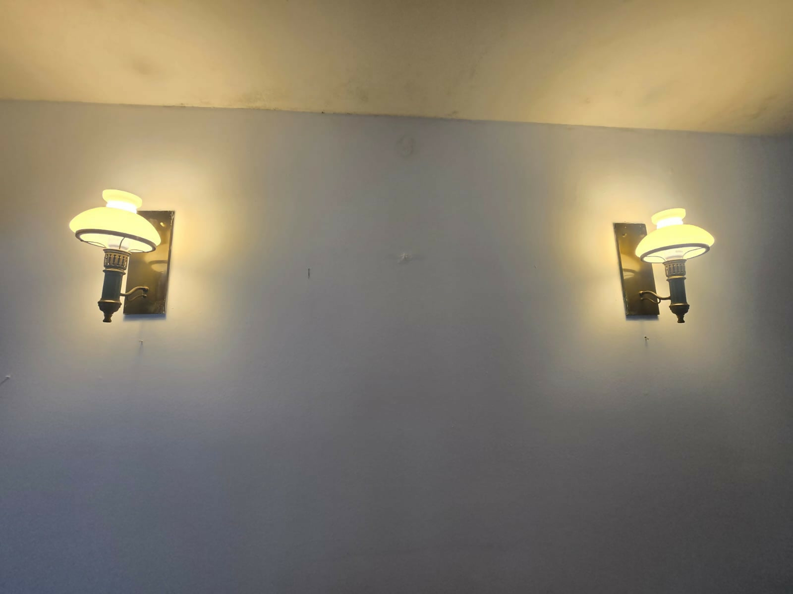 Par de arandelas clássicas estilo lampião, esmaltadas, com chapa metálica e vidro leitoso