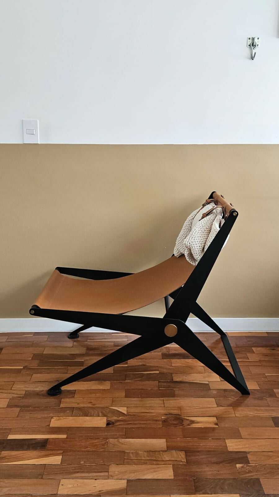 Poltrona Pliant Boomer, designer brasileiro Felipe Protti, em metal e couro