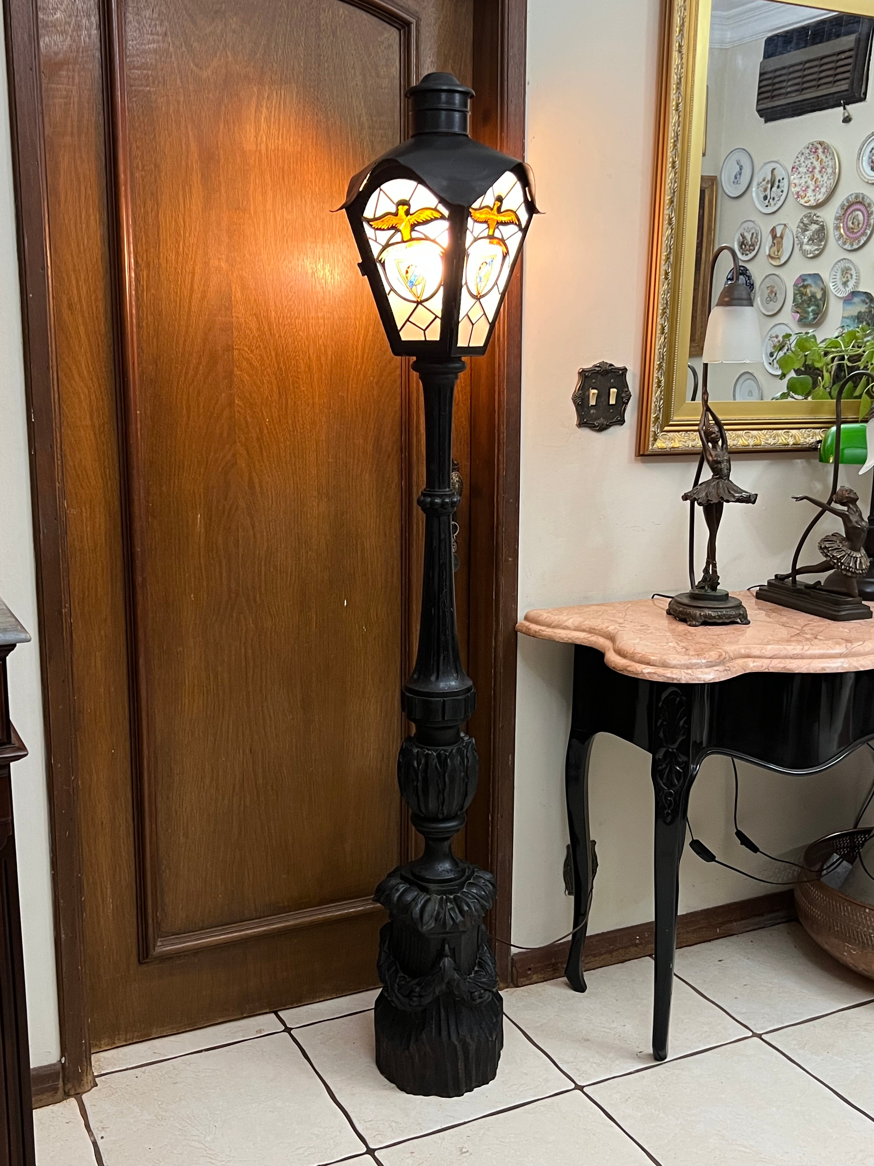 Luminária toucheiro todo entalhado na madeira e cupula em vitral