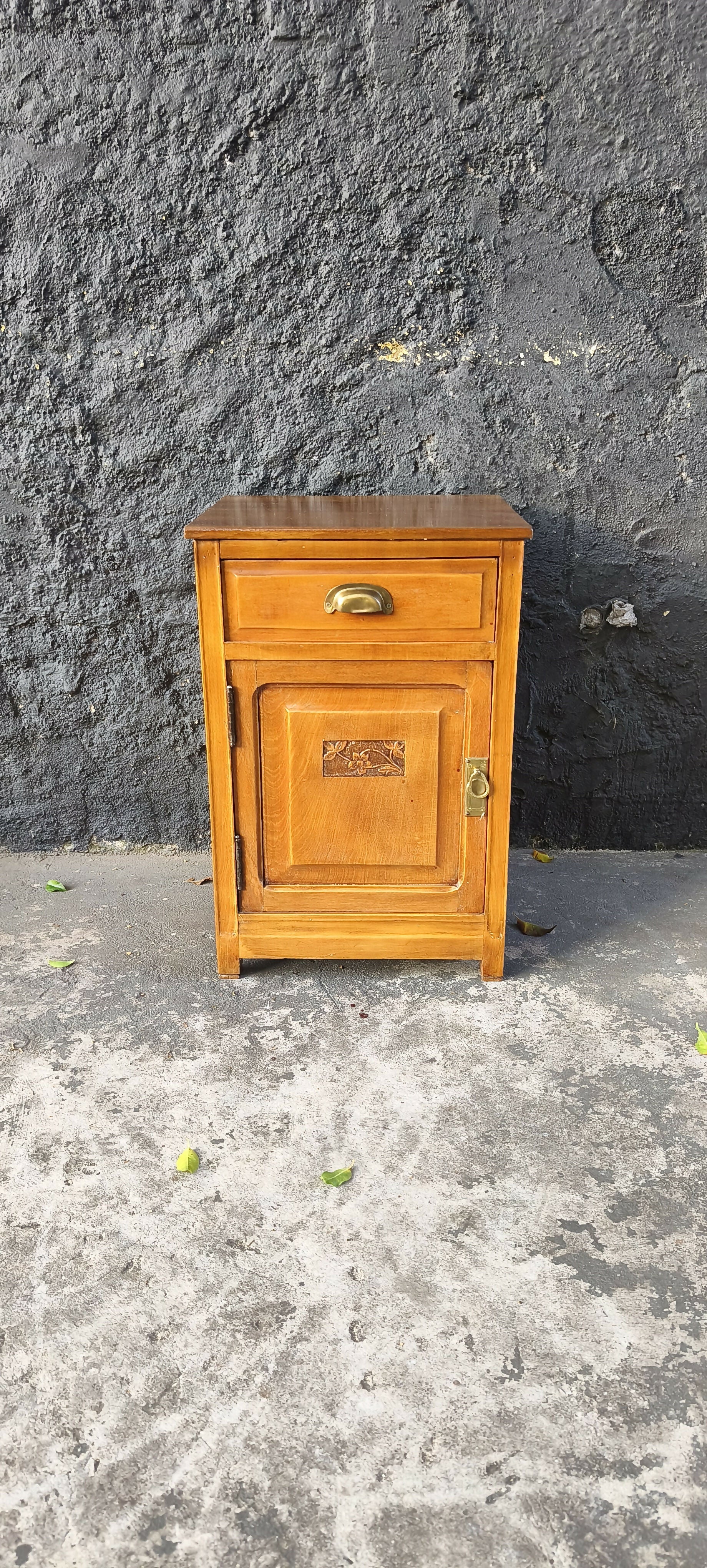 Mesa de cabeceira em madeira clara estilo Art Déco (restaurado)