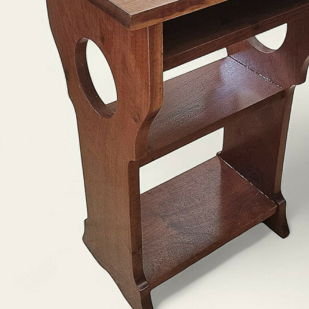 Antiga mesinha de apoio em imbuia maciça.