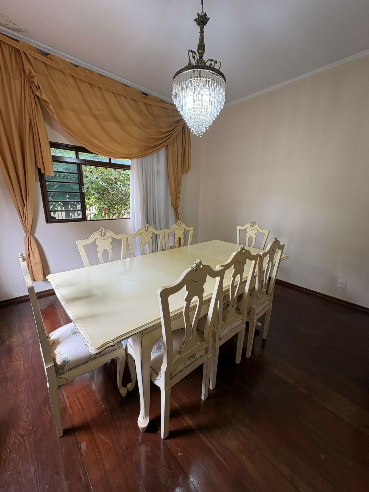 Mesa Provençal com 08 Cadeiras - Madeira imbuia laqueada.