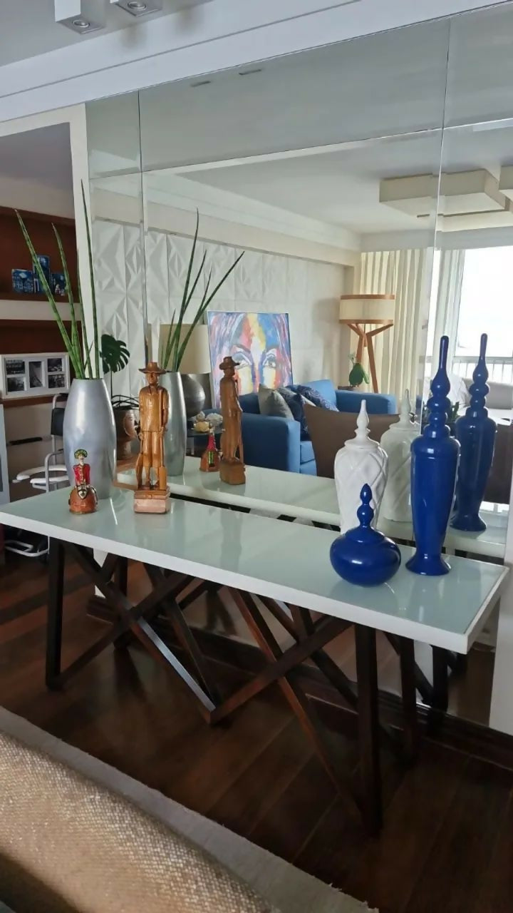 Aparador de madeira e vidro