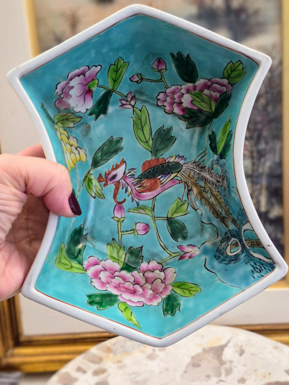 Maravilhoso centro de mesa sextavado em pasta de porcelana, anos 40, Família Rosa, decorado com peônias.