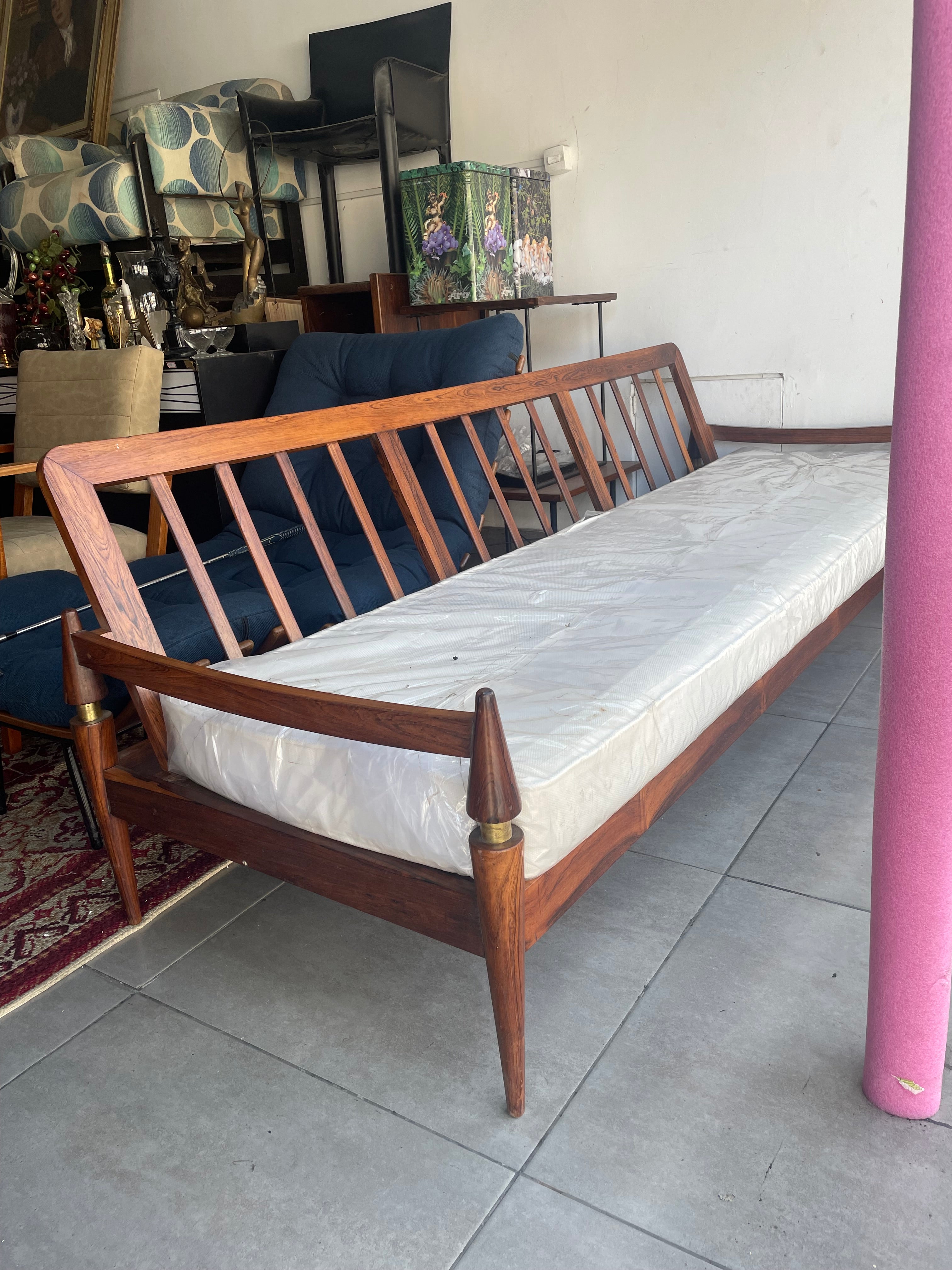 SOFÁ EM JACARANDÁ MACIÇO com detalhes latão 