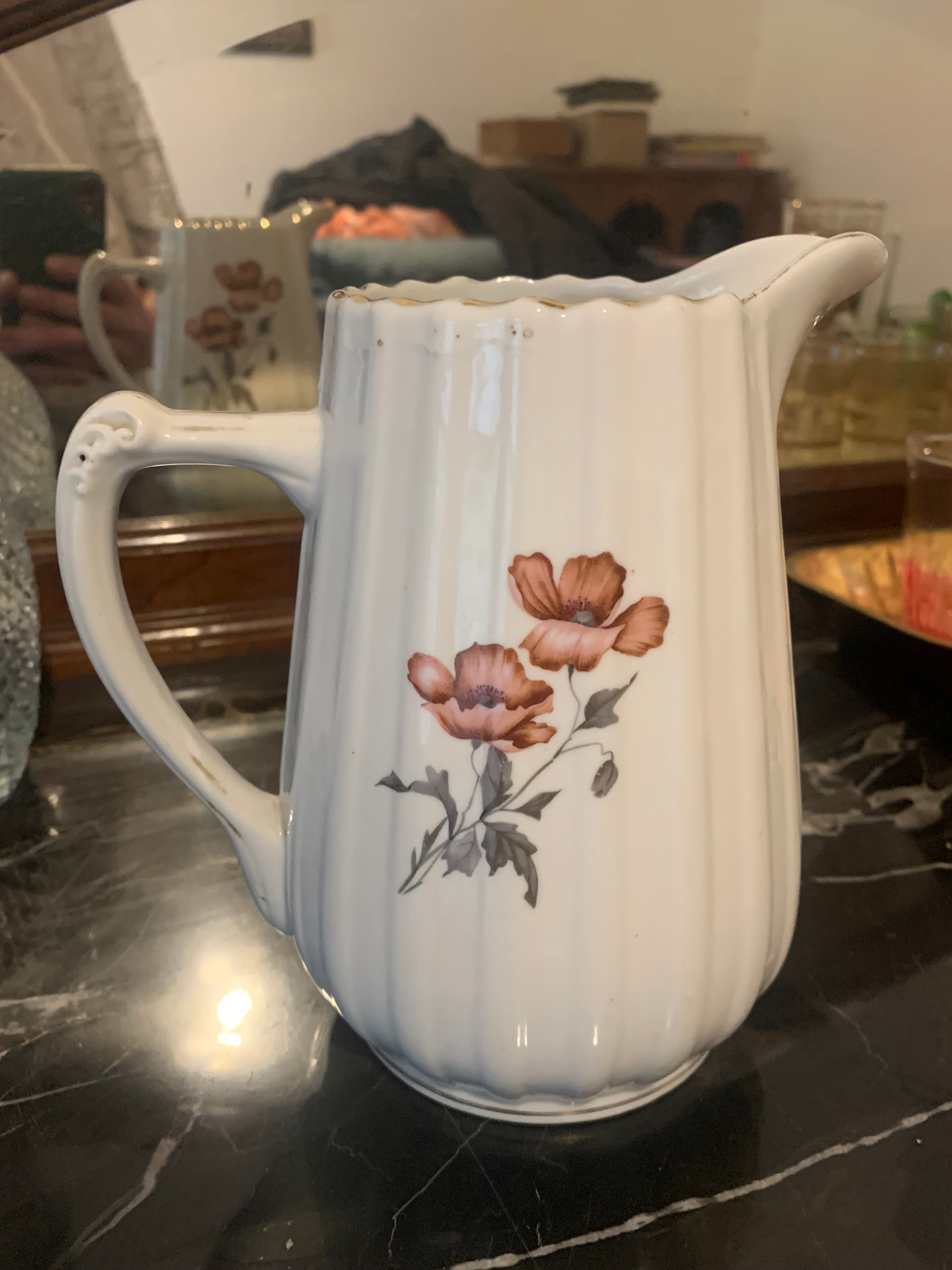 Antiguinha e linda leiteira em porcelana canelada com desenho floral 