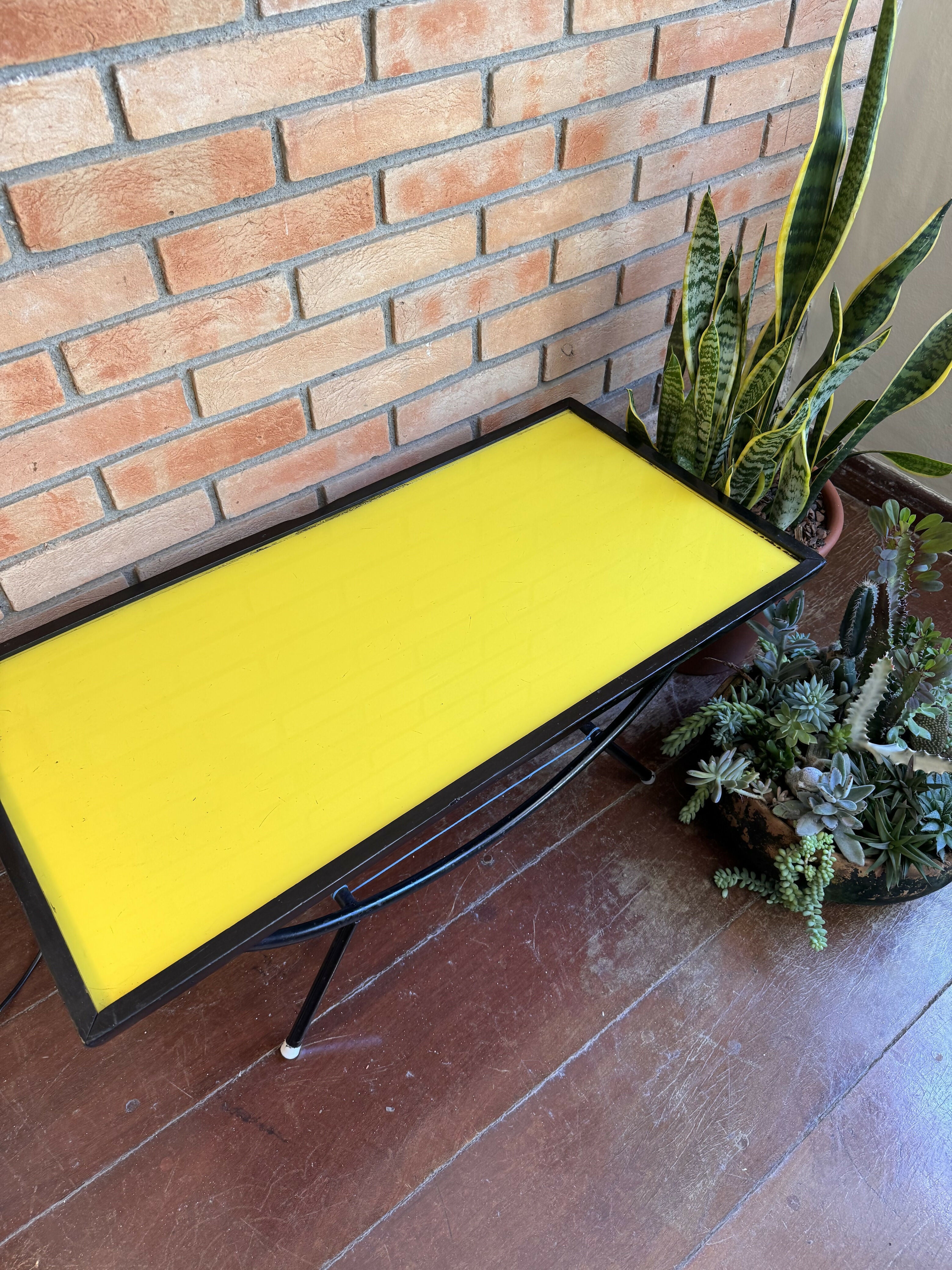 Mesa lateral / mesinha de centro ou barzinho Anos 50 com tampo amarelo