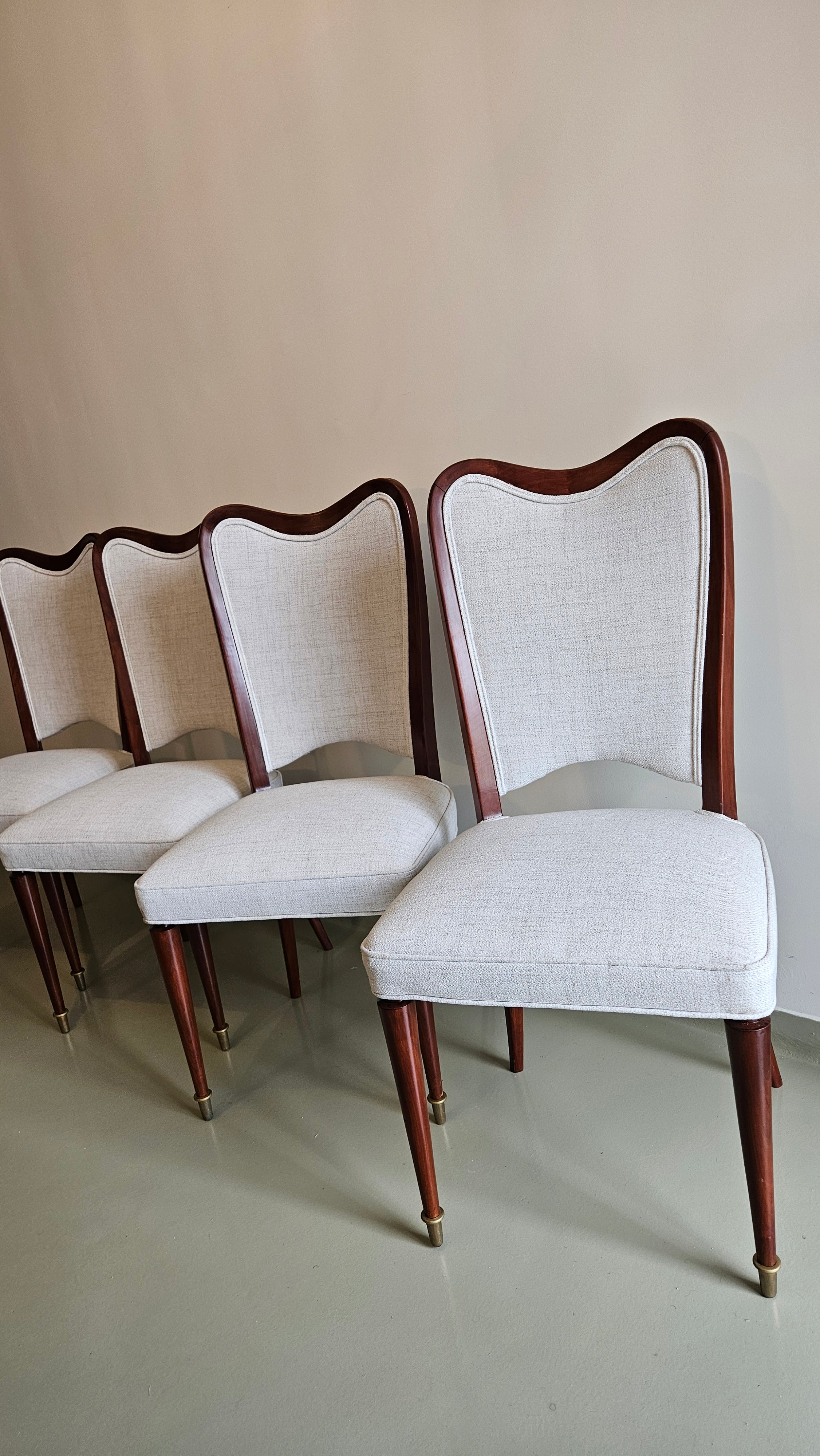QUARTETO CADEIRAS GIUSEPPE SCAPINELLI ANOS 50 EM CAVIÚNA E ESTOFADO EM LINHO OFF WHITE 
