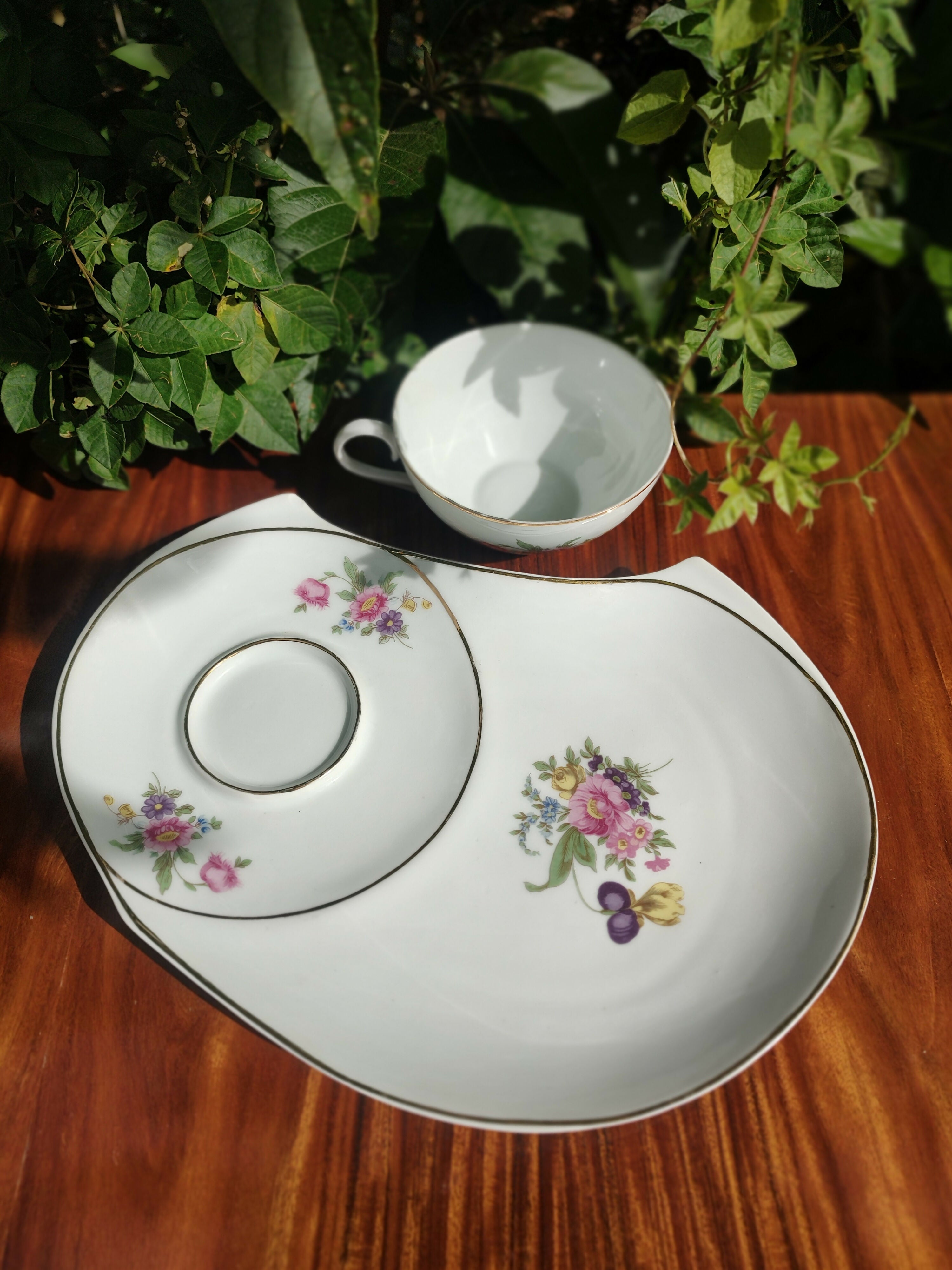 Lindo conjunto de chá Schmidt com Pires/Prato e Xícara com desenhos florais