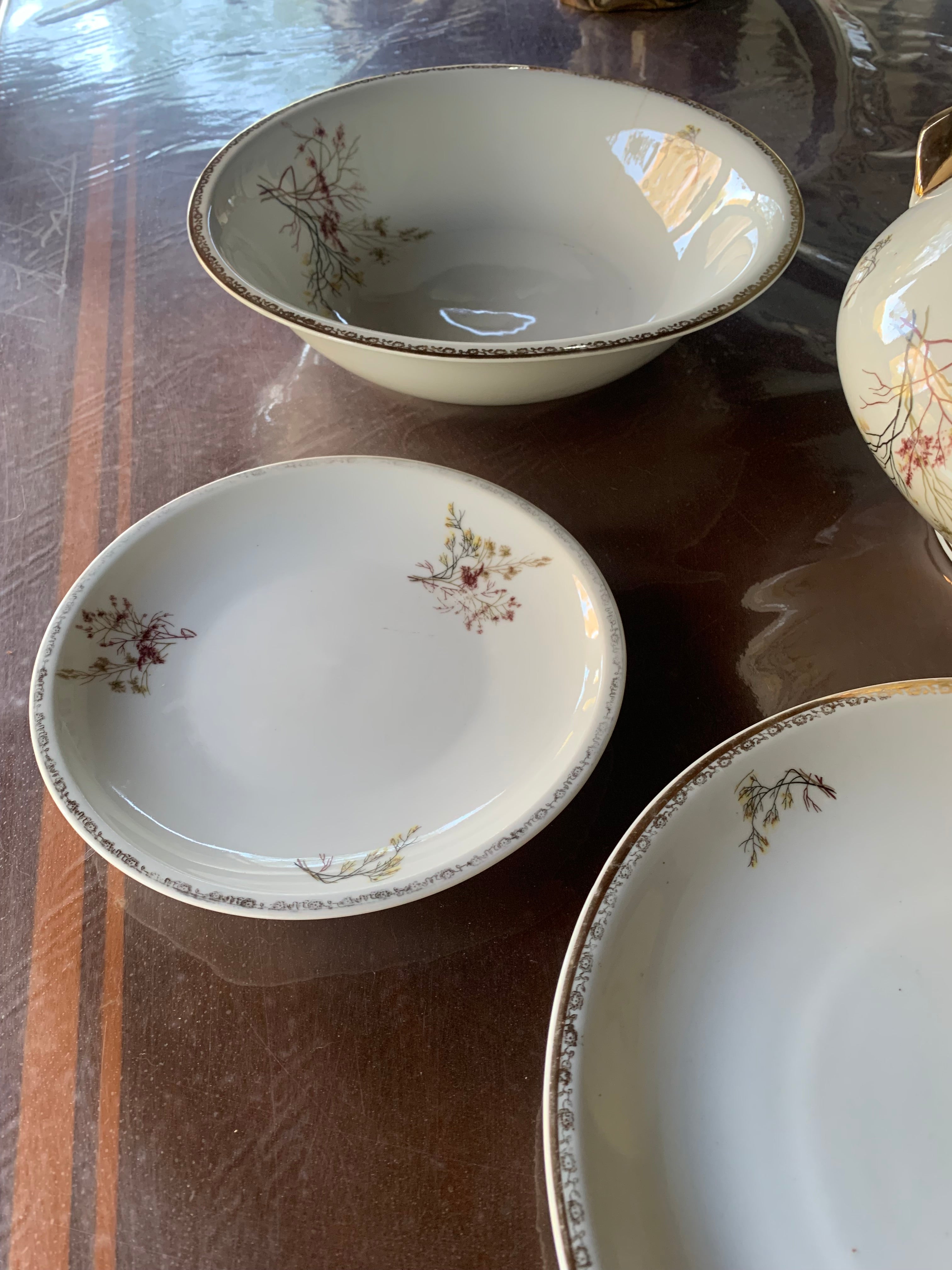 Raro conjunto em porcelana Real sopeira e travessas com detalhes dourados e motivos florais 