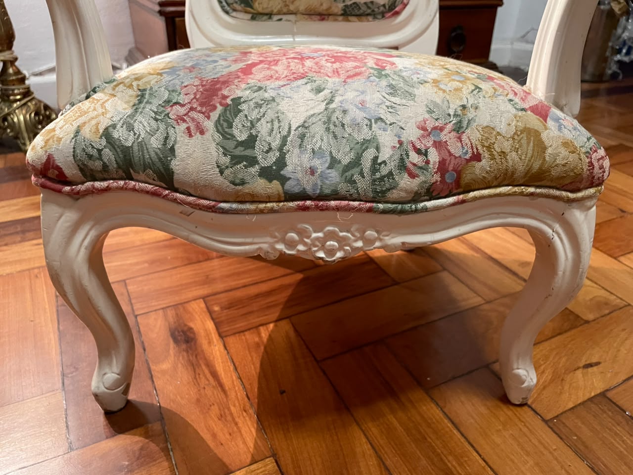 Cadeira de bonecas / infantil Luís XV com tecido floral laqueada em branco 
